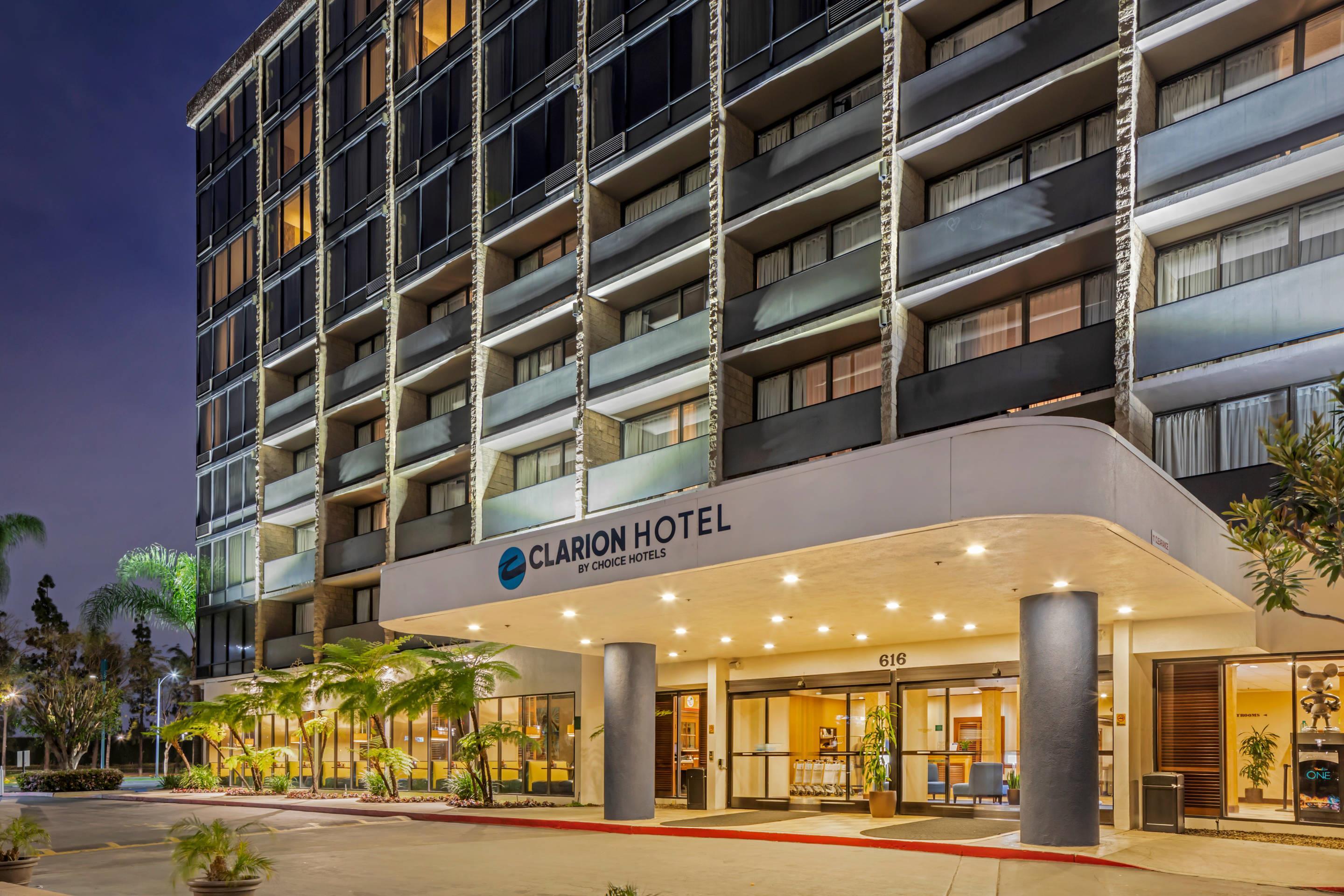 Twilight | Clarion Hotel Anaheim Resort
