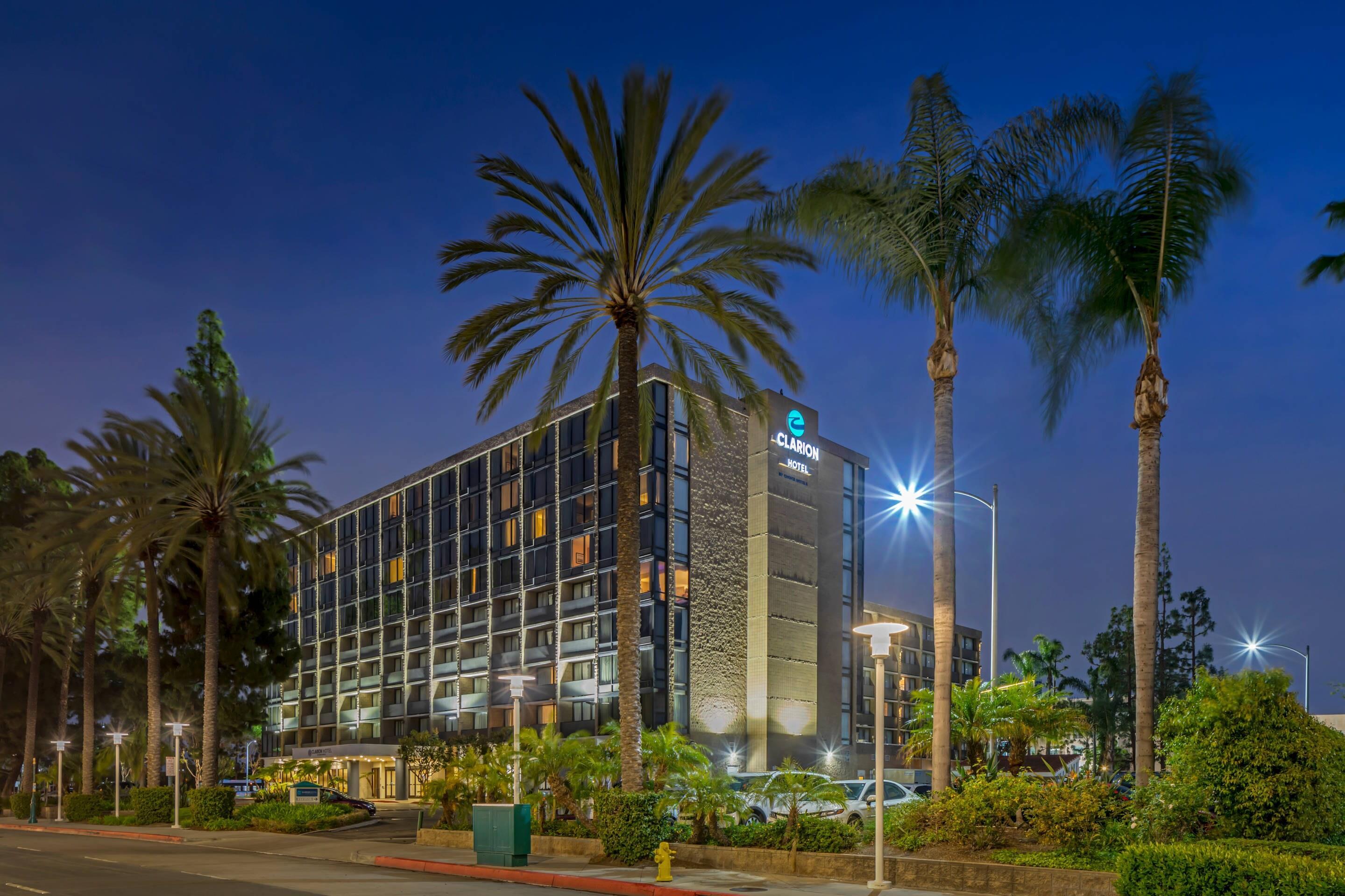 Twilight | Clarion Hotel Anaheim Resort