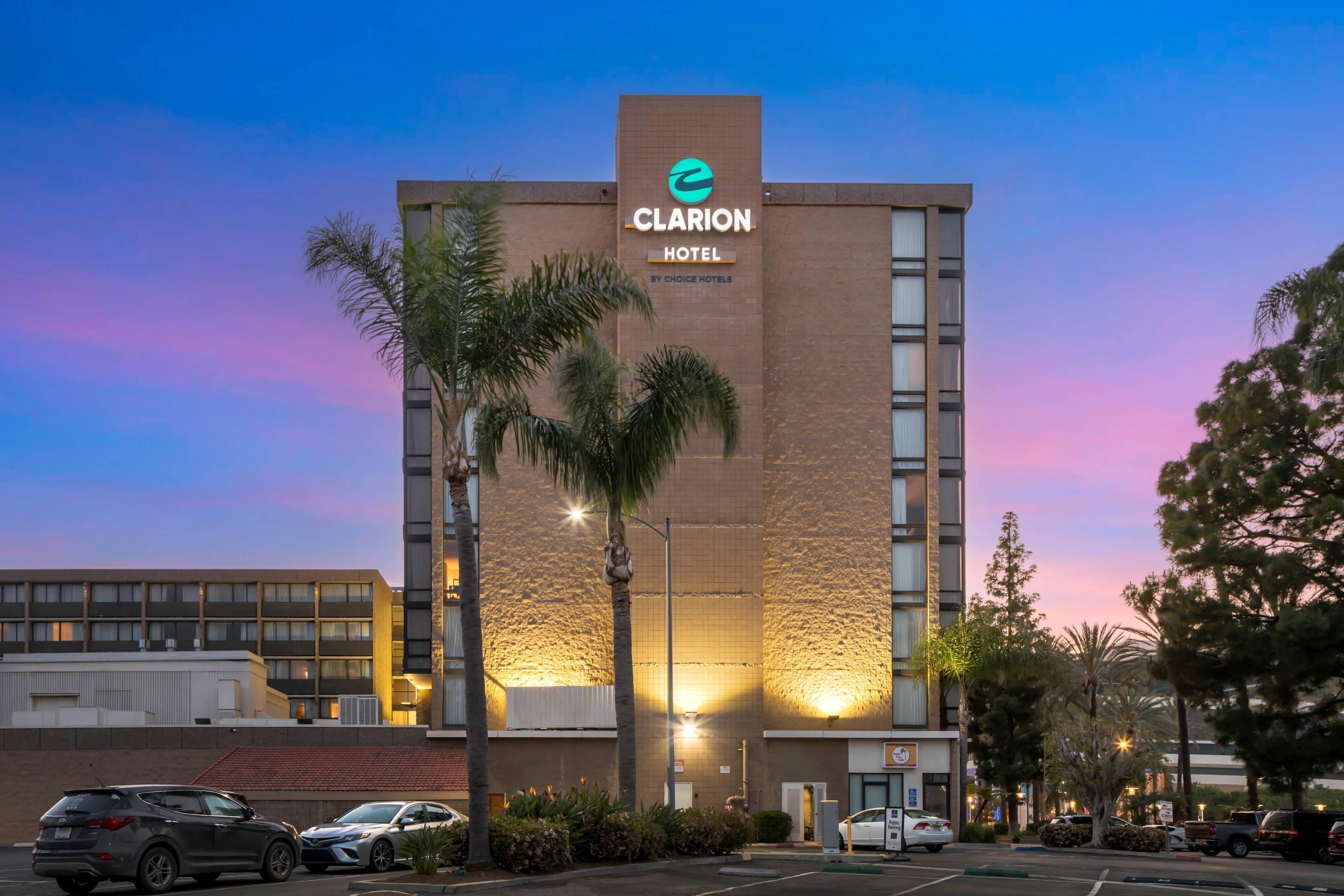 Twilight | Clarion Hotel Anaheim Resort