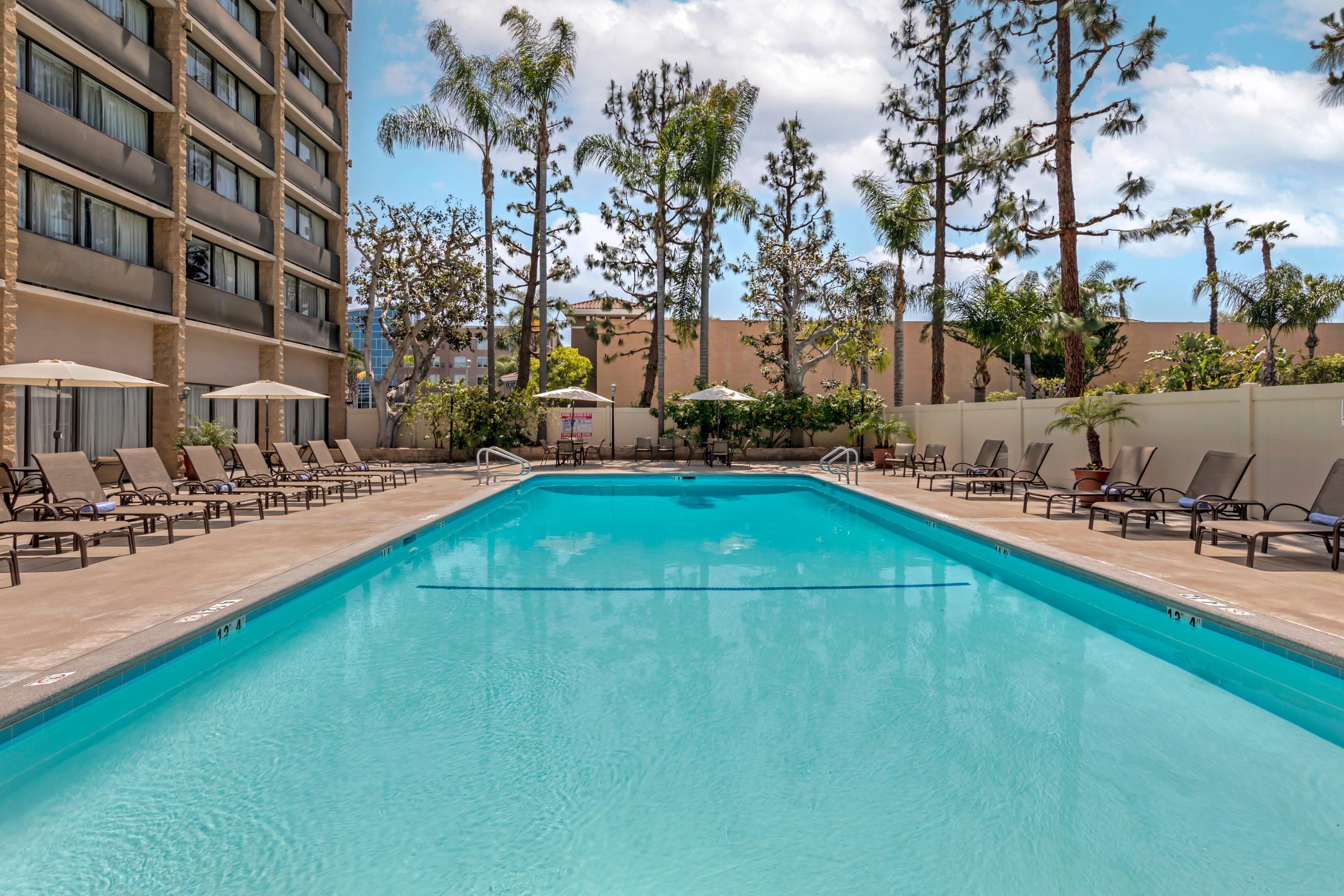 Outdoor pool | Clarion Hotel Anaheim Resort