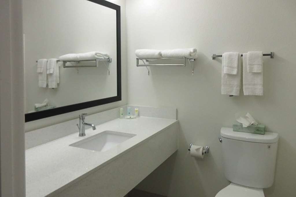 QUALITY INN AND SUITES FRESNO NORTH-guestroom-Guest Room,Bathroom,On-Site.jpg