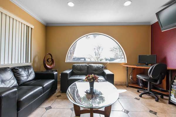  - Rodeway Inn Escondido - I-15, Exit 33