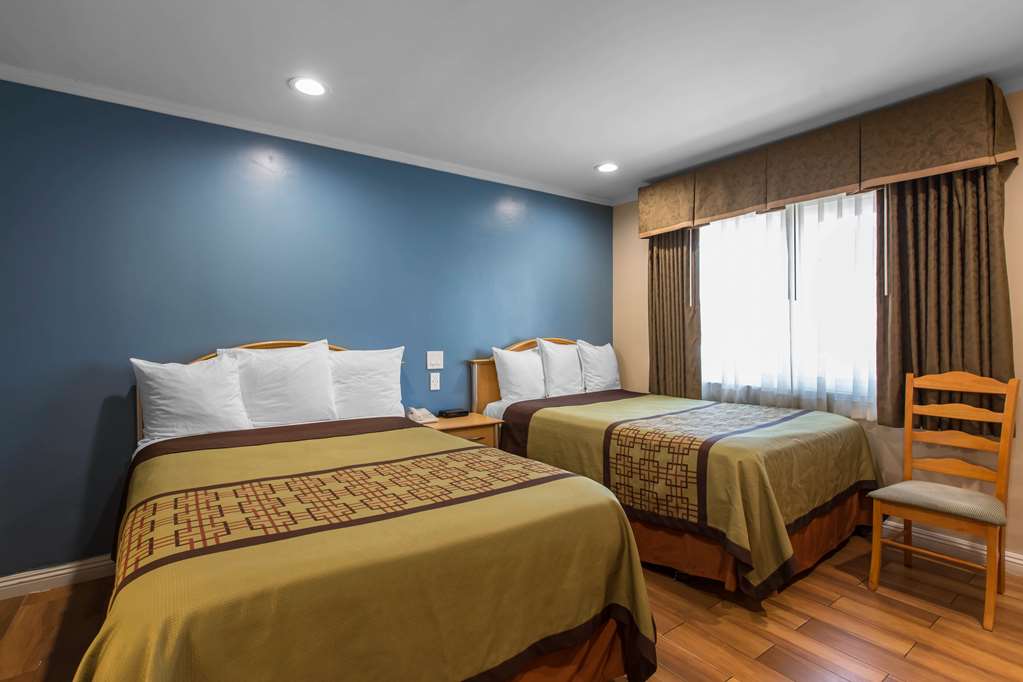 RODEWAY INN ESCONDIDO DOWNTOWN-guestroom-Guest Room,On-Site.jpg