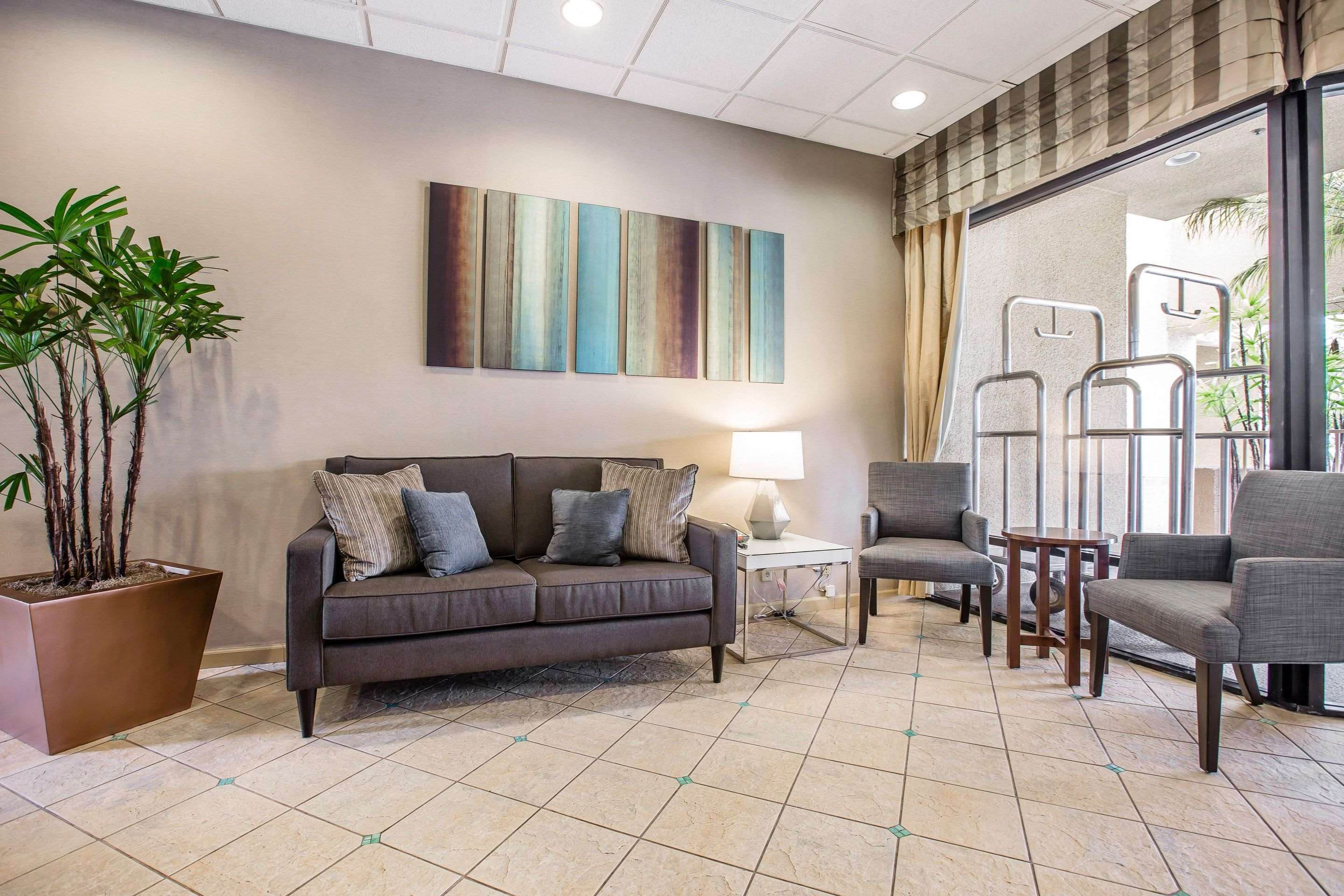 Hotel lobby | Quality Inn & Suites Hermosa Beach