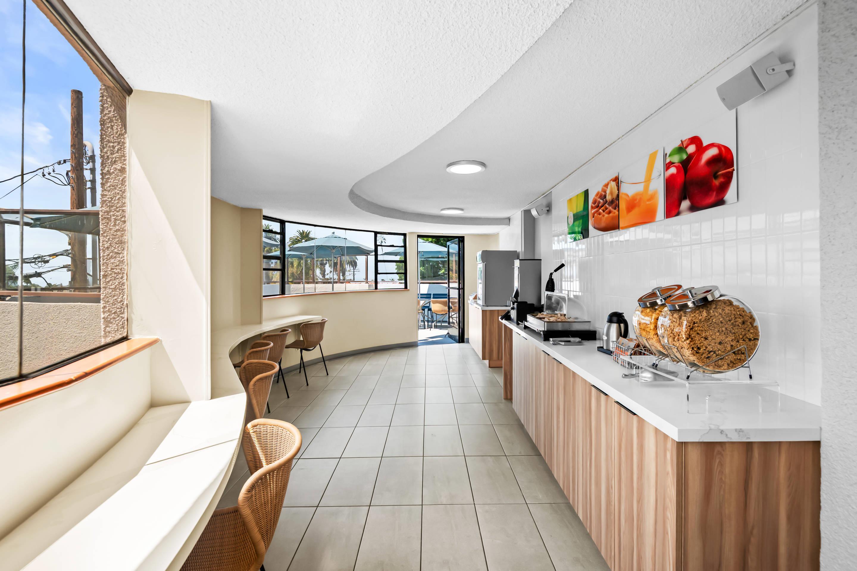 Breakfast area | Quality Inn & Suites Hermosa Beach