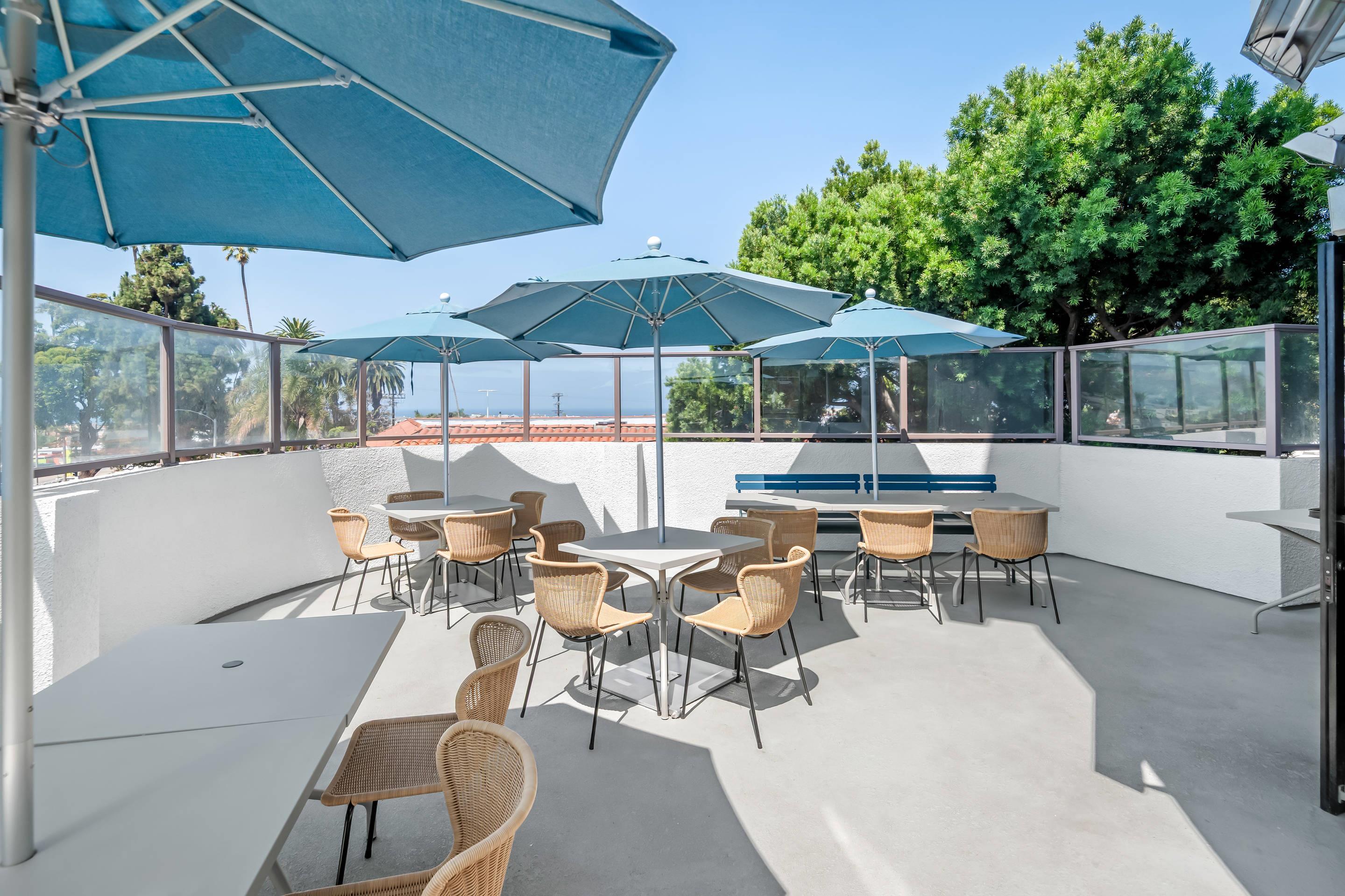 Hotel patio | Quality Inn & Suites Hermosa Beach