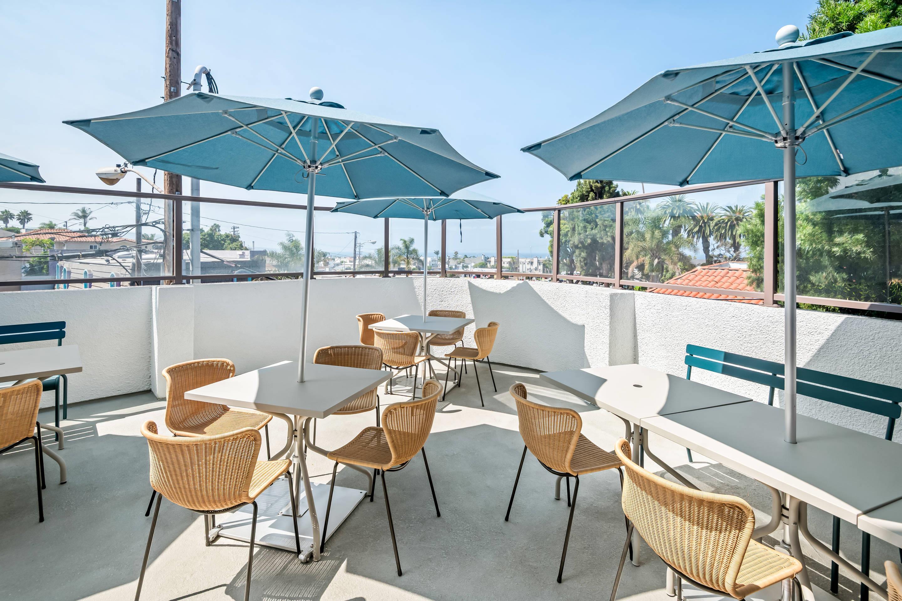 Hotel patio | Quality Inn & Suites Hermosa Beach