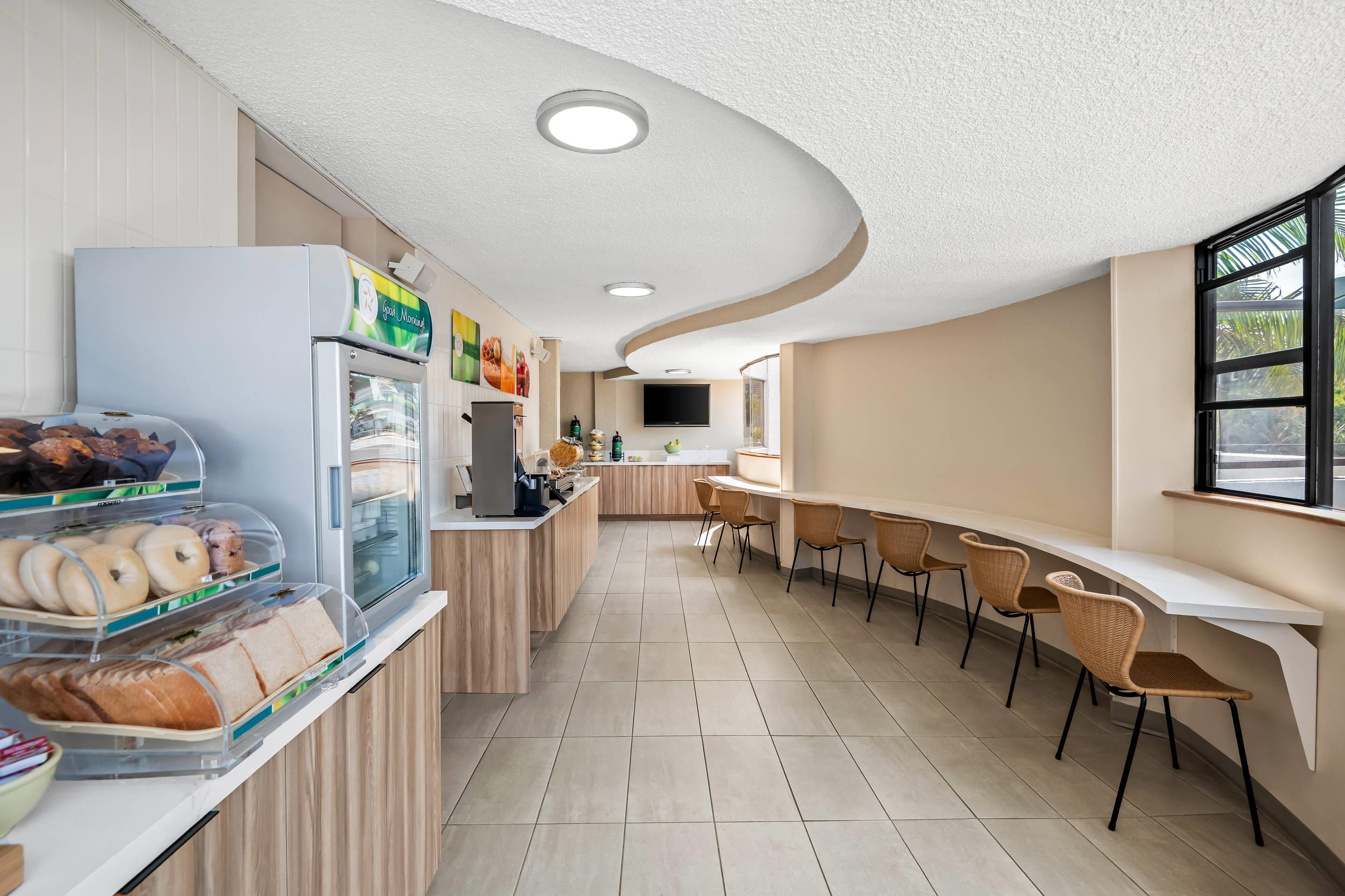 Breakfast area | Quality Inn & Suites Hermosa Beach