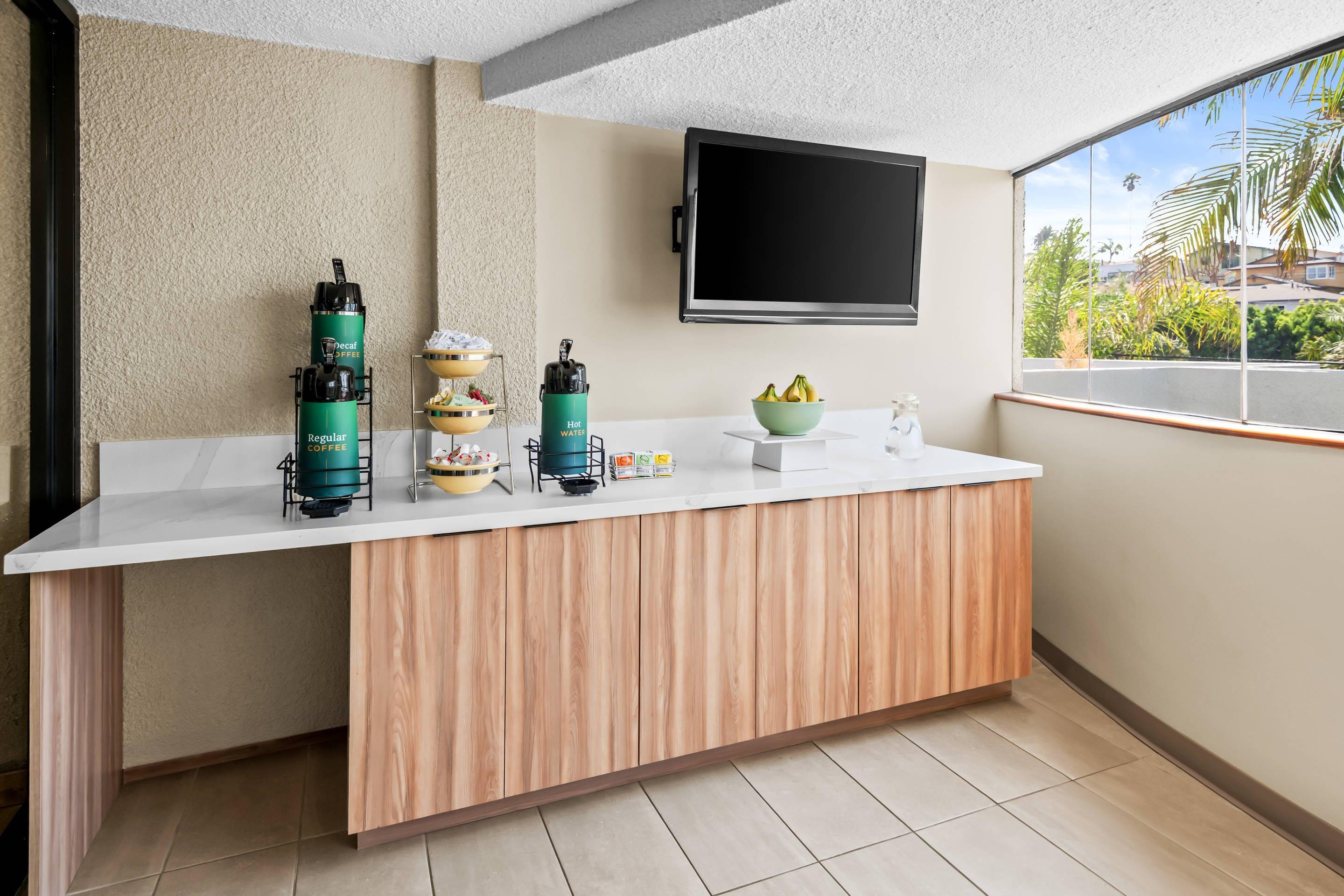 Breakfast area | Quality Inn & Suites Hermosa Beach