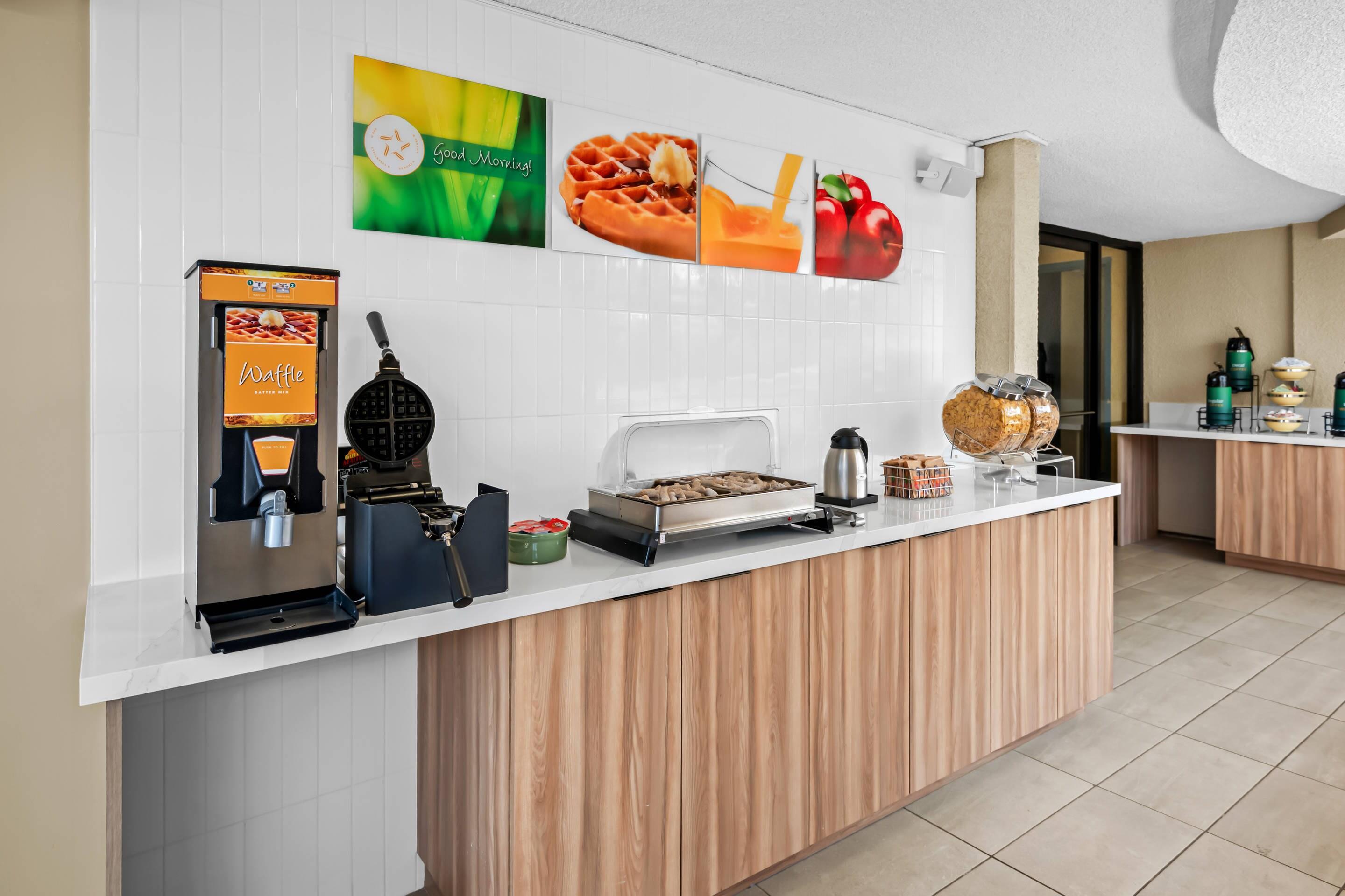 Breakfast area | Quality Inn & Suites Hermosa Beach