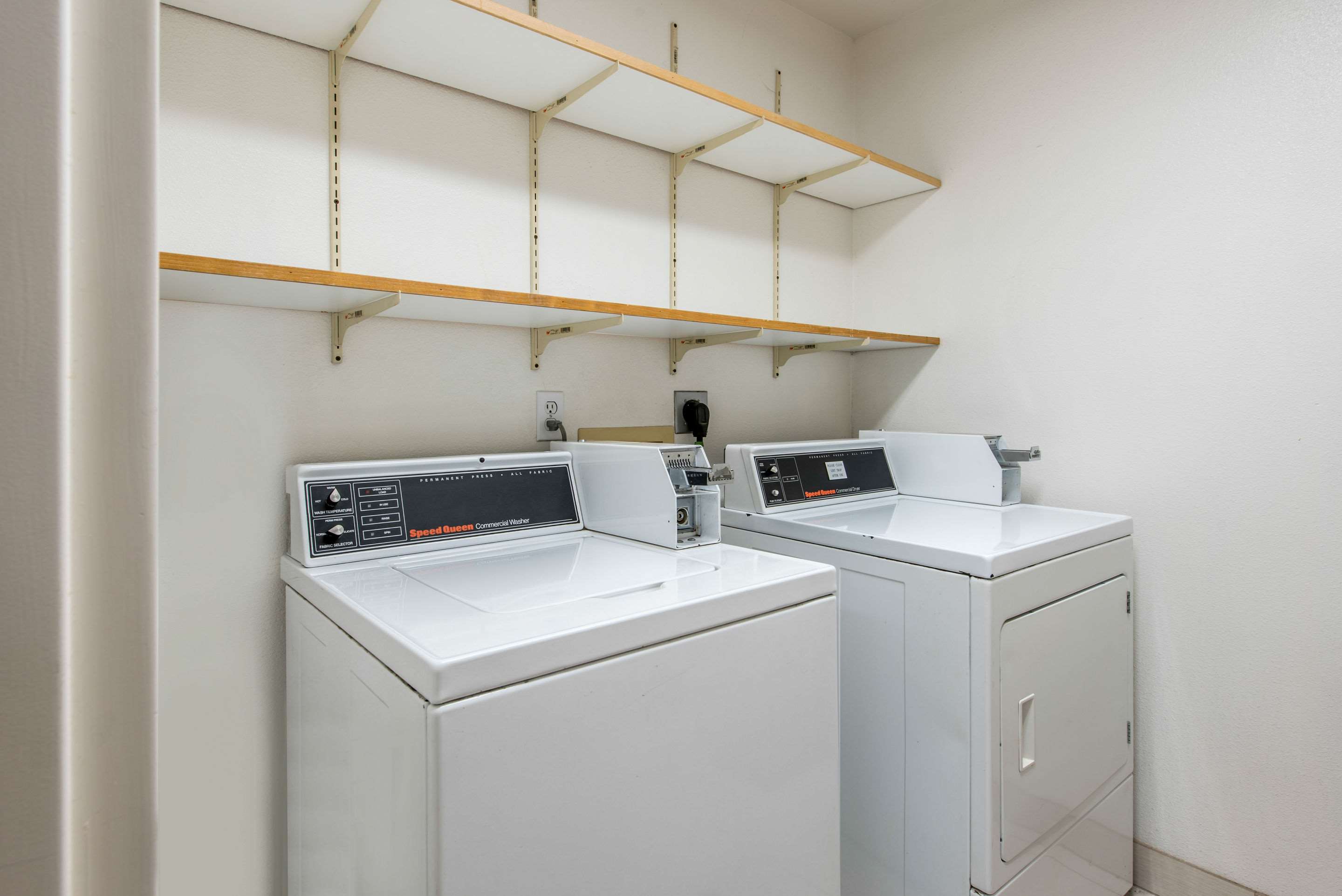 Guest laundry facilities | Comfort Inn Mount Shasta Area
