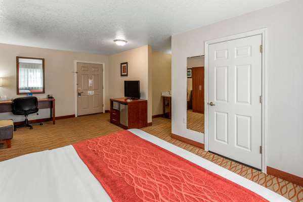  - Comfort Inn Weed - I-5, Exit 745