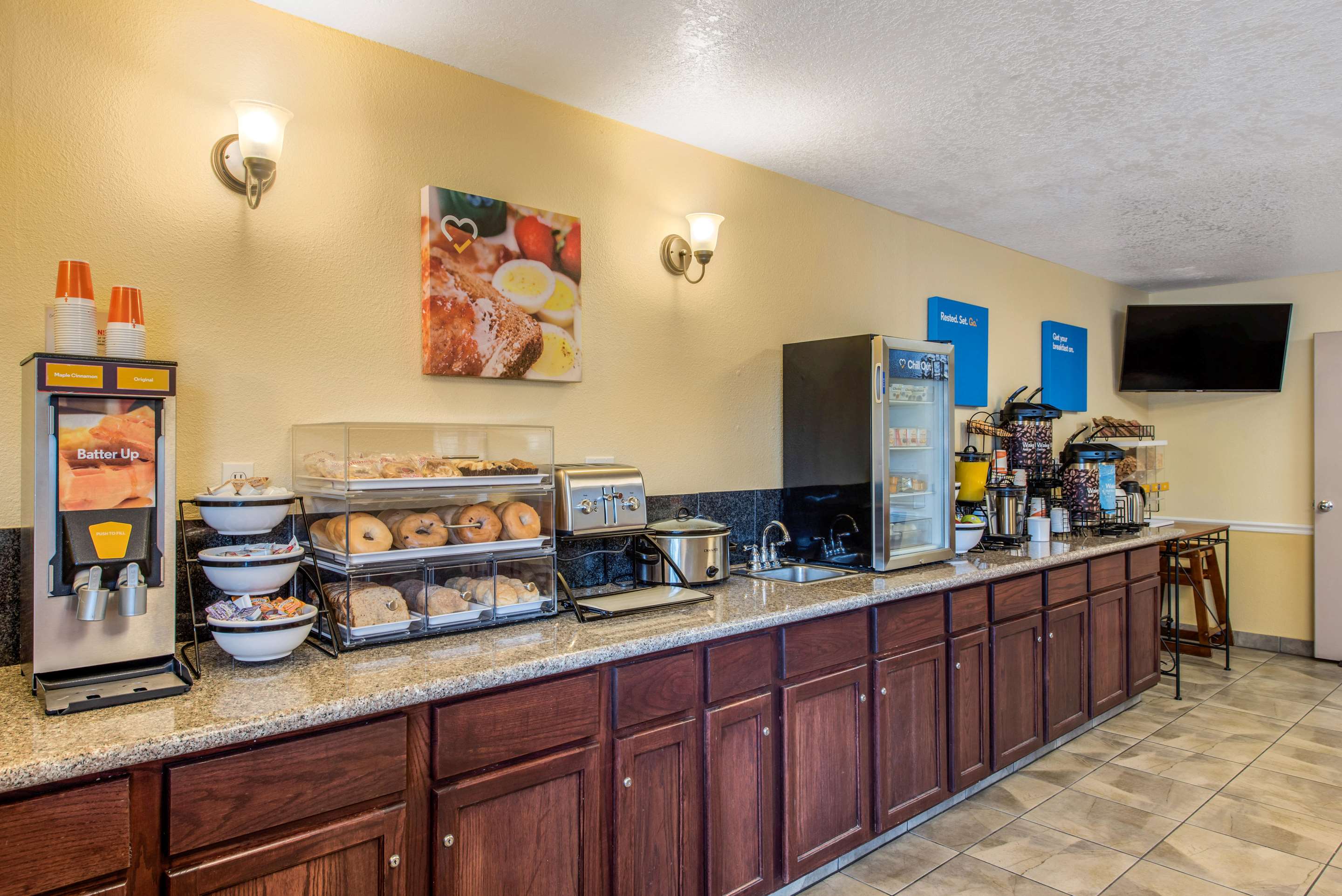 Breakfast area | Comfort Inn Mount Shasta Area