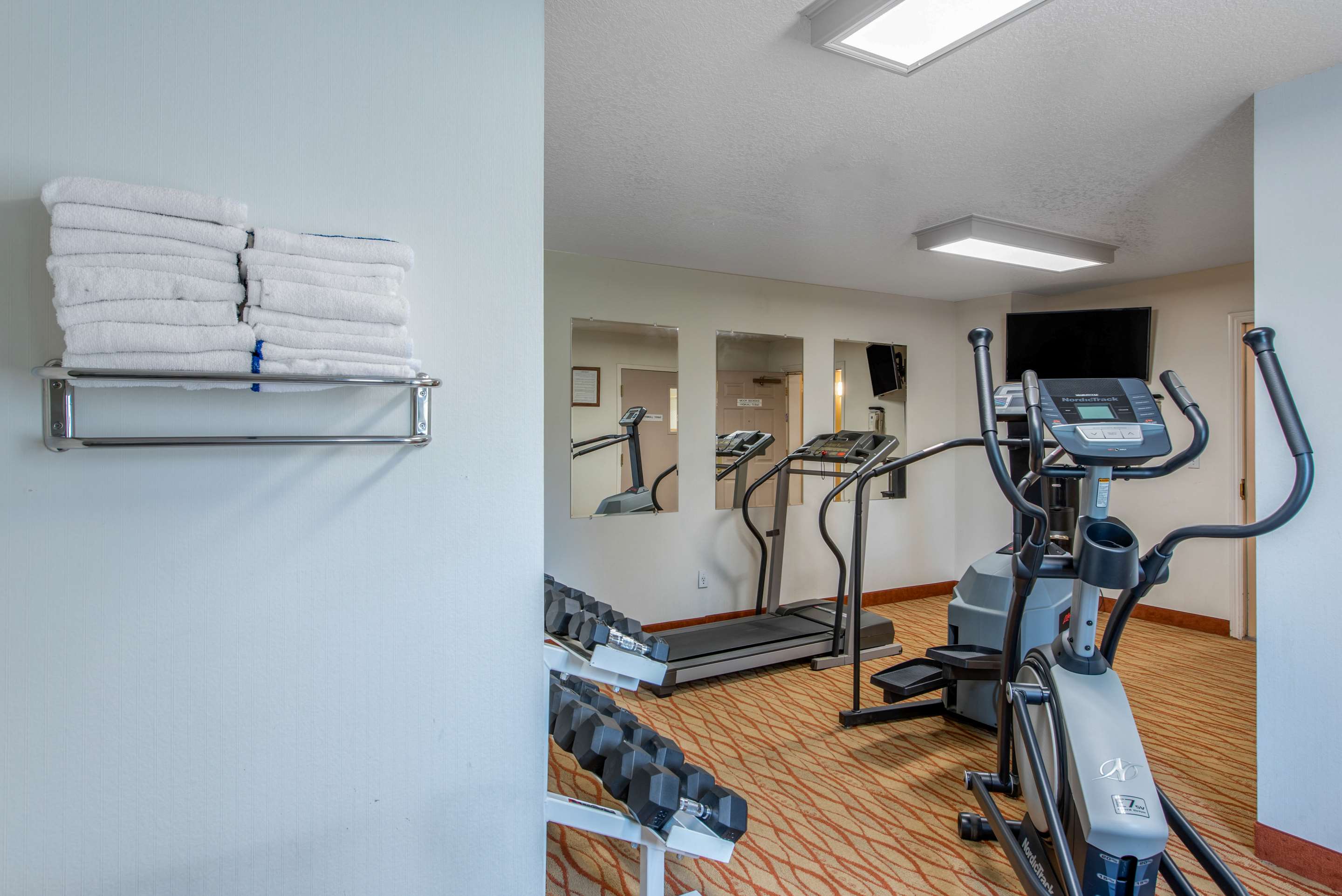 Fitness center | Comfort Inn Mount Shasta Area