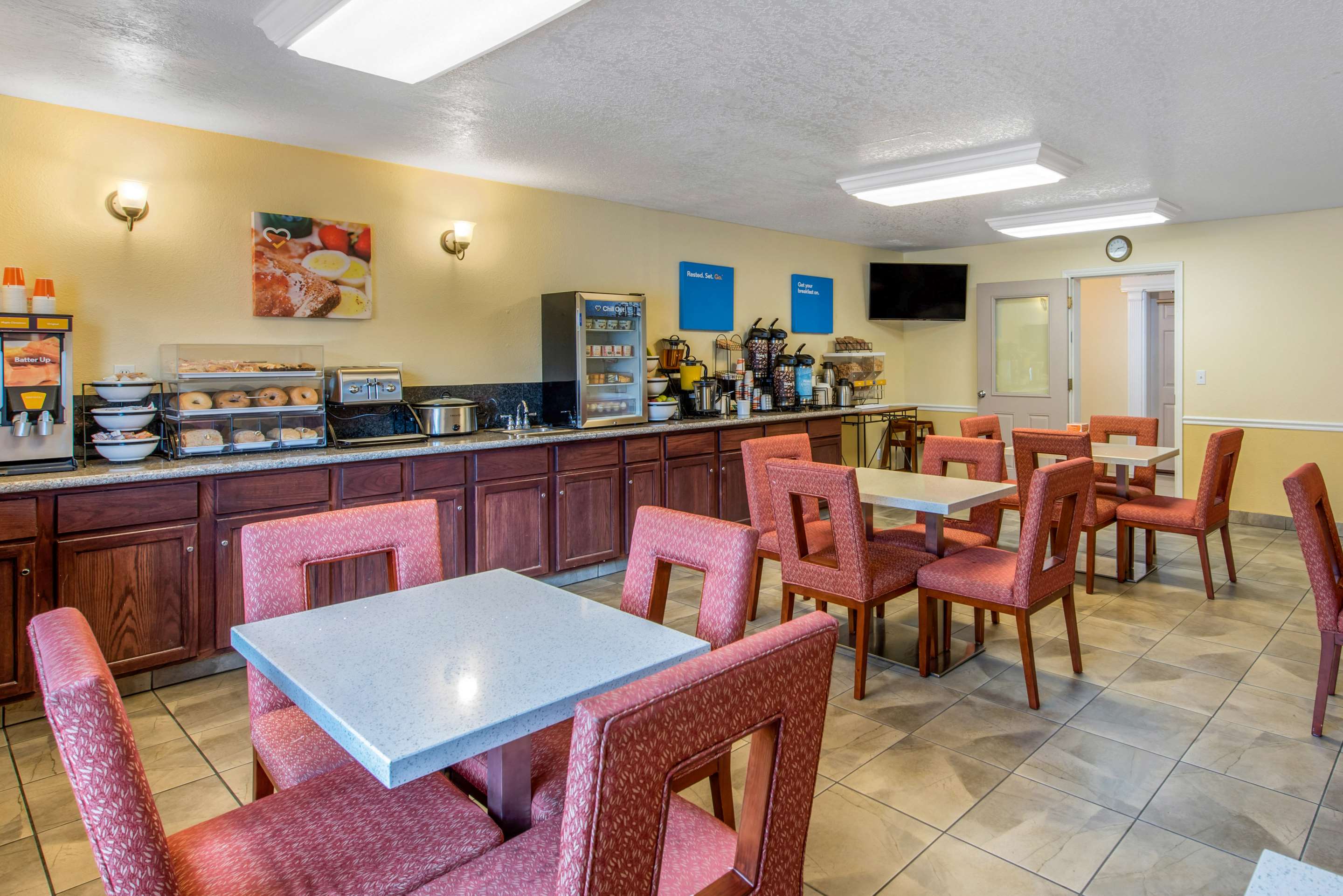 Breakfast area | Comfort Inn Mount Shasta Area