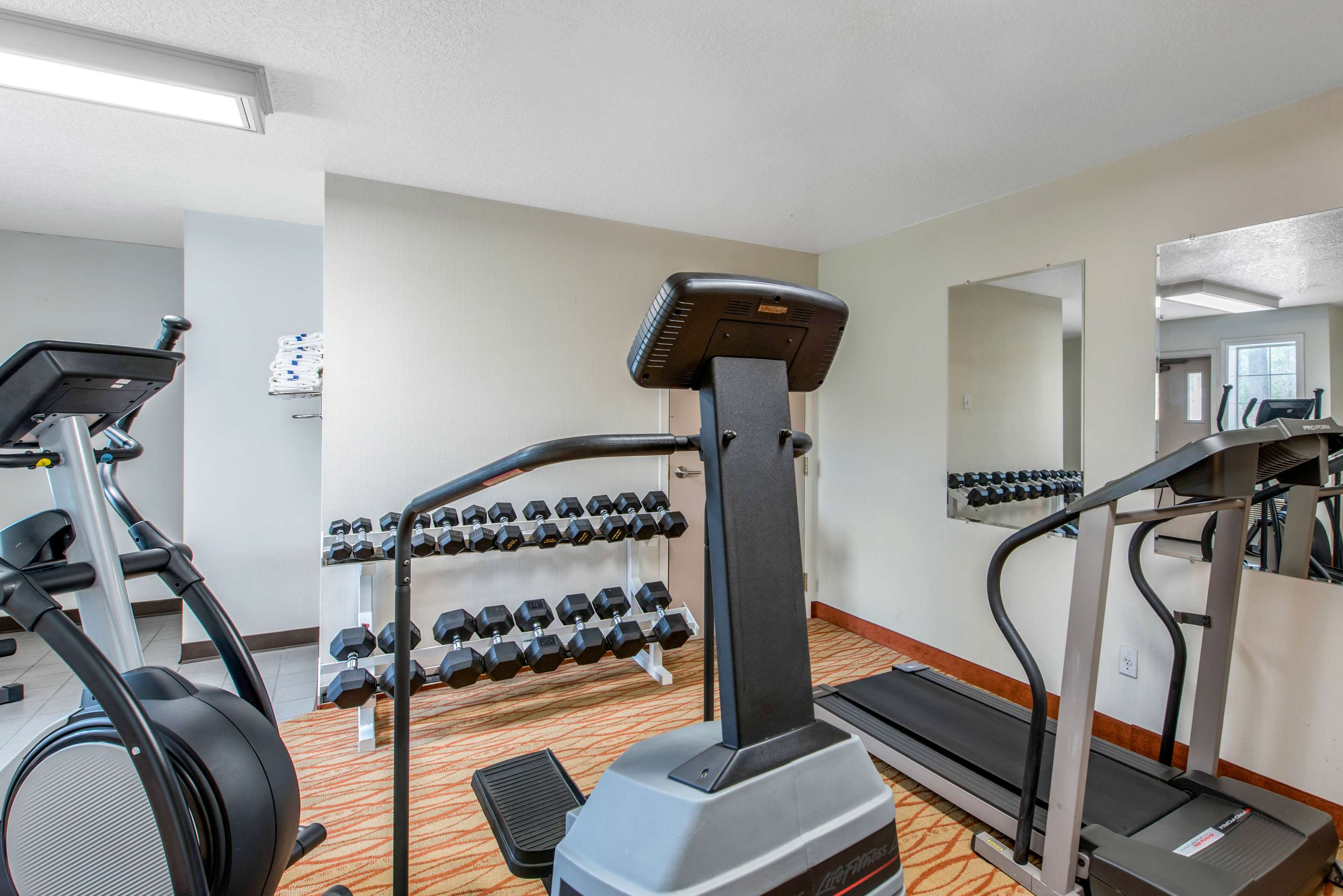 Fitness center | Comfort Inn Mount Shasta Area