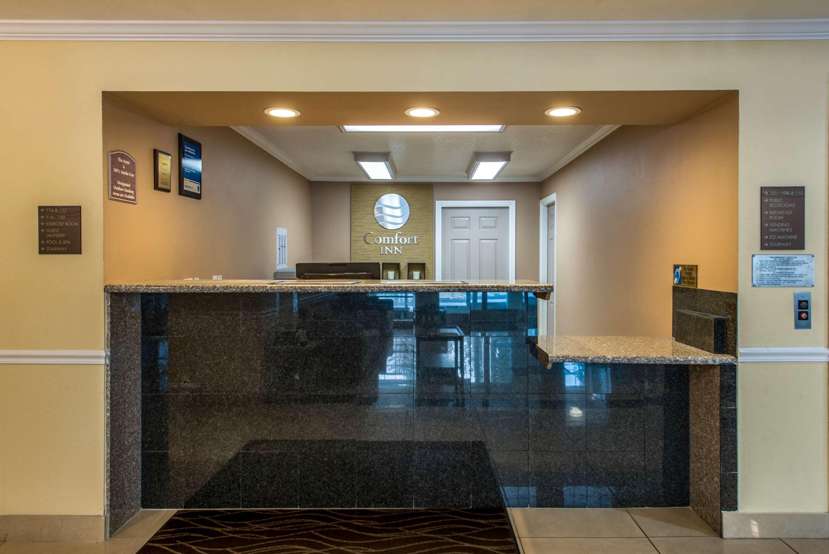 Front desk | Comfort Inn Mount Shasta Area