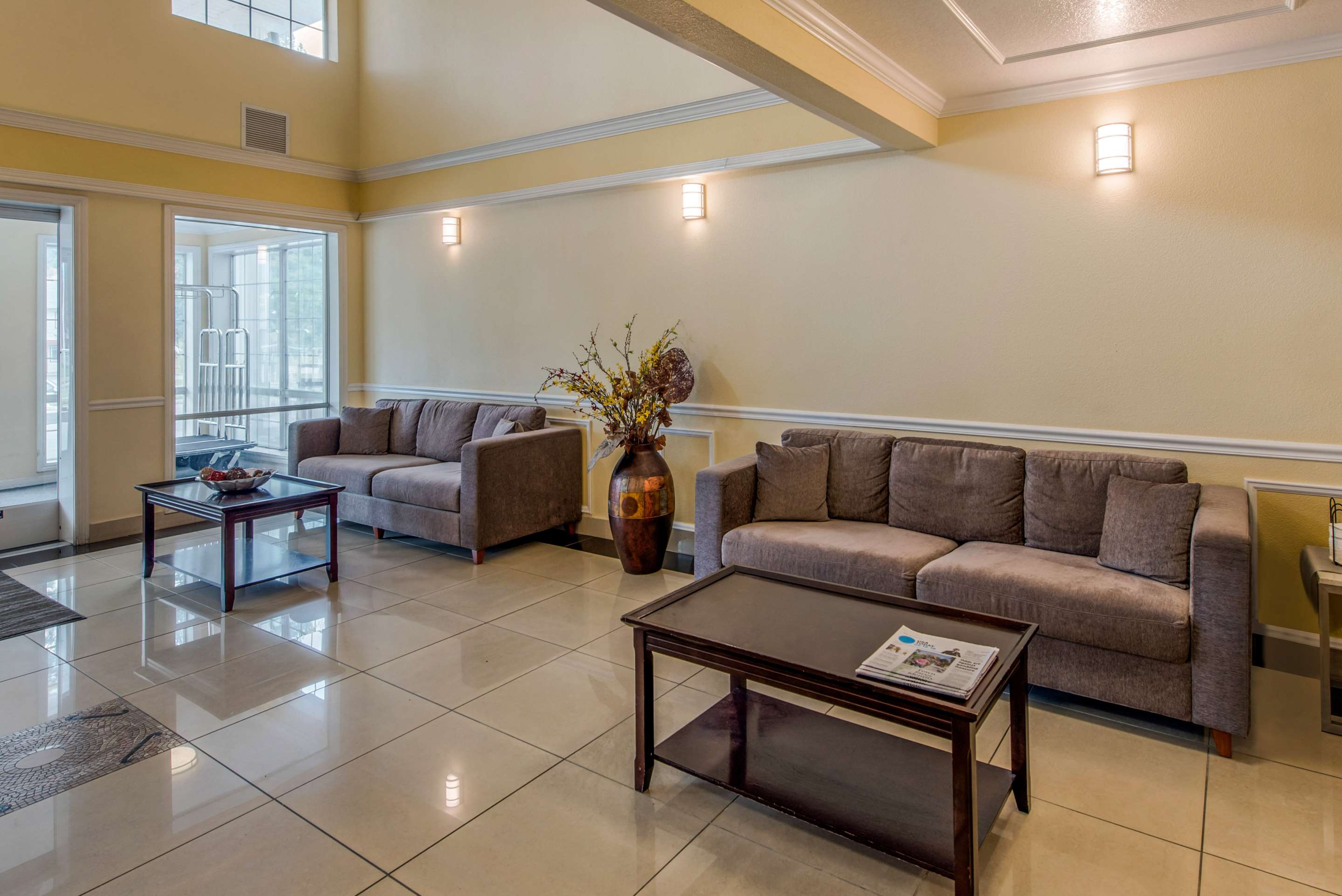 Hotel lobby | Comfort Inn Mount Shasta Area