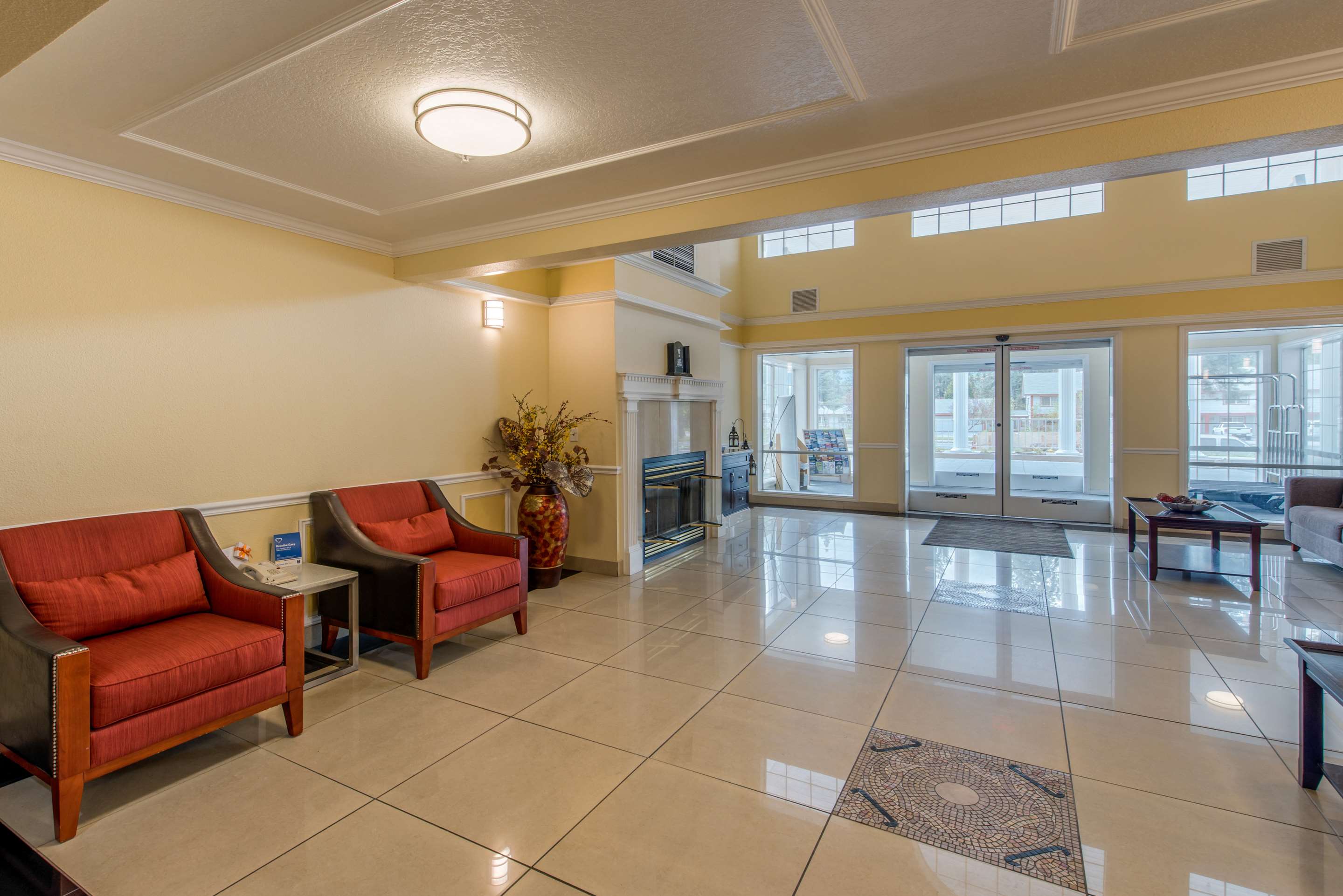 Hotel lobby | Comfort Inn Mount Shasta Area