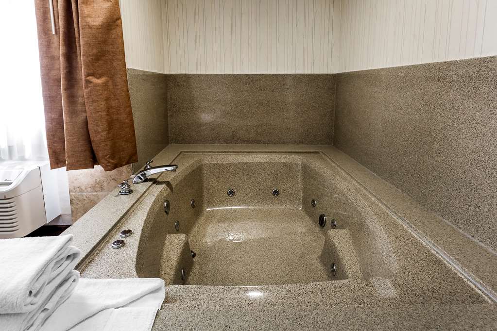 QUALITY INN & SUITES LOS ANGELES AI-guestroom-Guest Room,On-Site.jpg