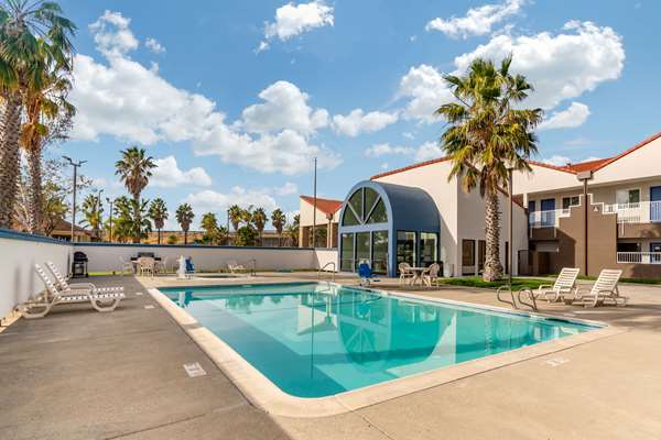 Pool - Quality Inn & Suites Vacaville - I-80, Exit 57