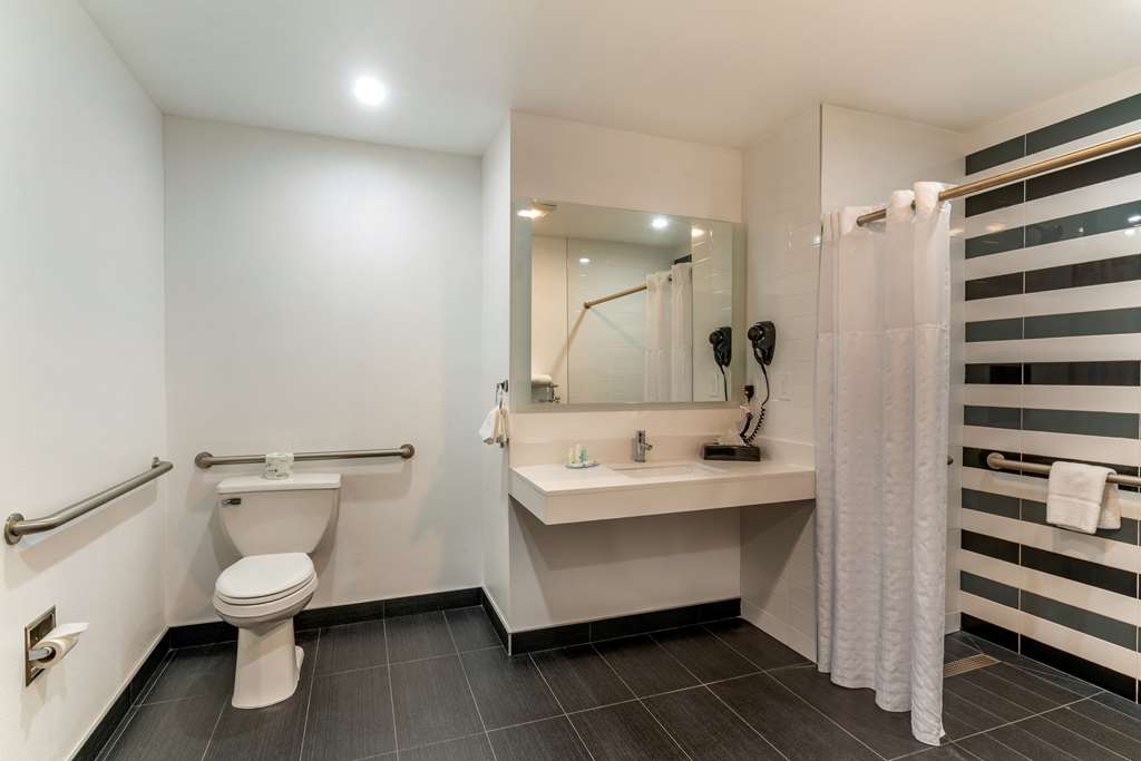 QUALITY INN AND SUITES VACAVILLE-guestroom-Guest Room,Bathroom,On-Site.jpg