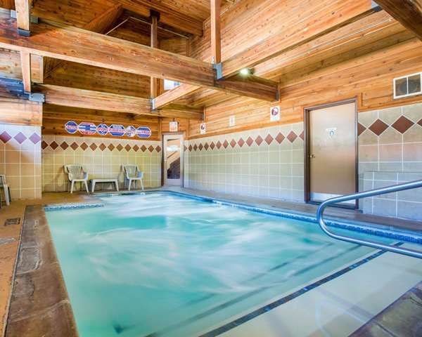 Pool - Quality Inn Mammoth Lakes