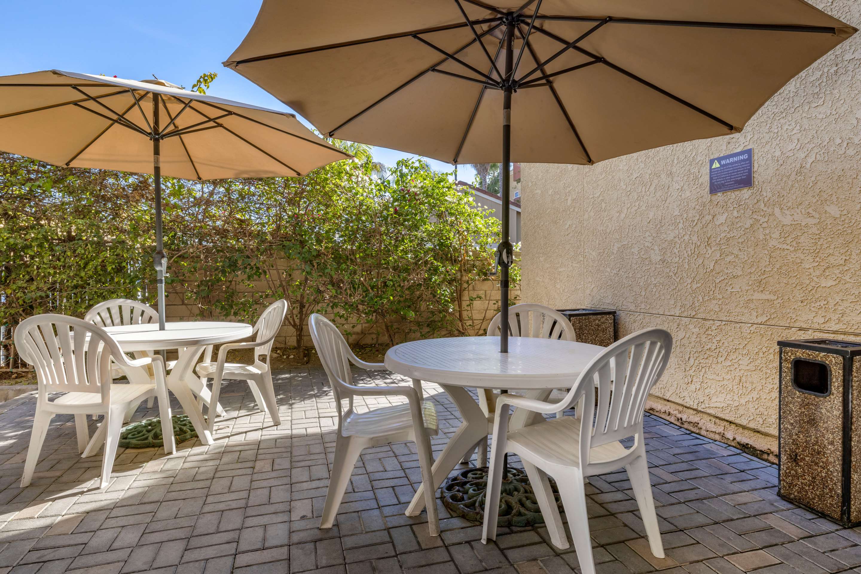 Smoking area | Comfort Inn & Suites Huntington Beach
