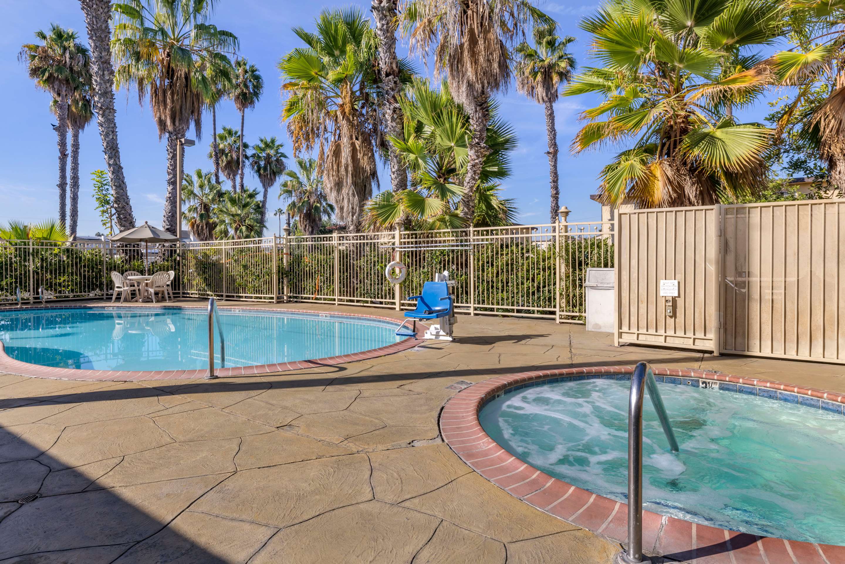 Outdoor pool | Comfort Inn & Suites Huntington Beach