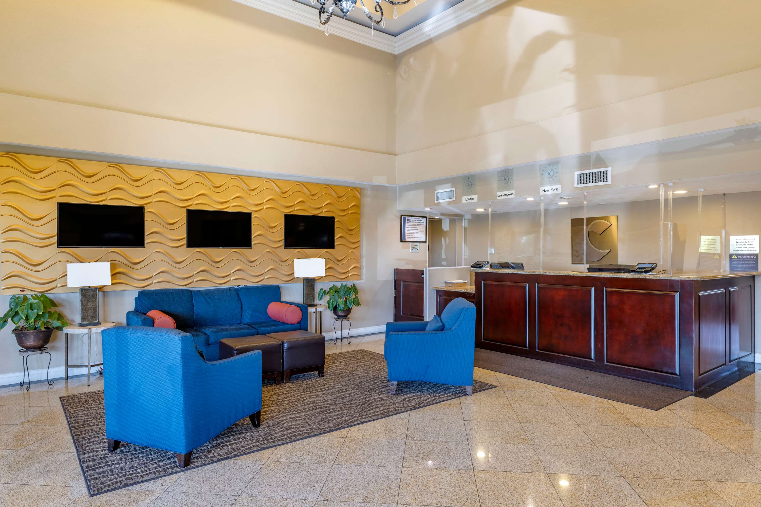Lobby with sitting area | Comfort Inn & Suites Huntington Beach