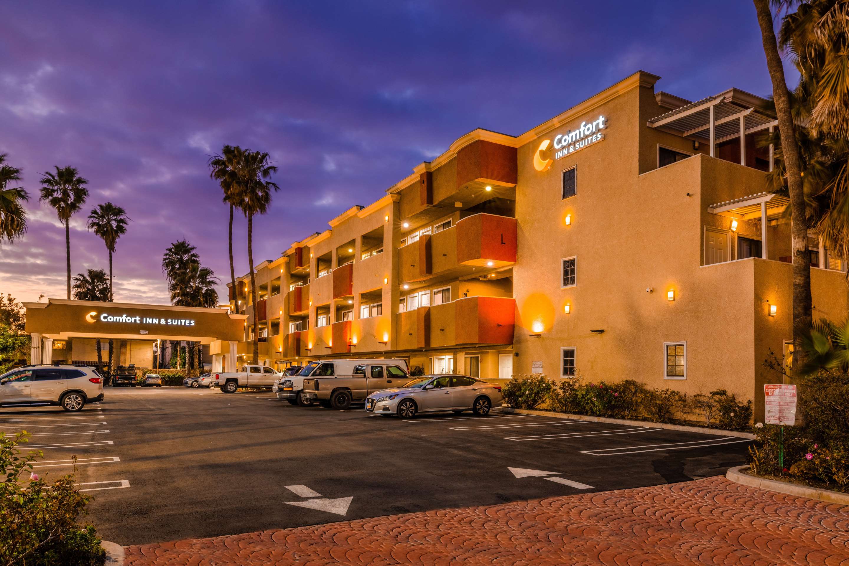 Hotel exterior | Comfort Inn & Suites Huntington Beach