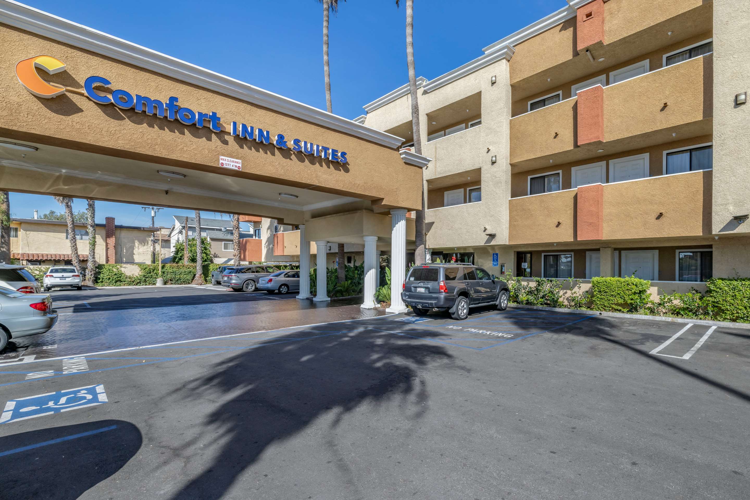 Hotel Entrance | Comfort Inn & Suites Huntington Beach