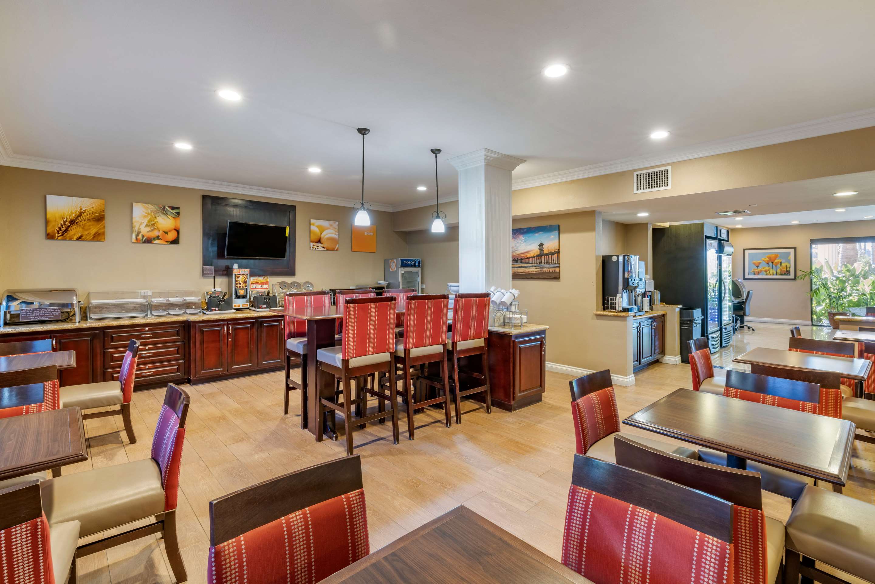 Enjoy breakfast in this seating area | Comfort Inn & Suites Huntington Beach