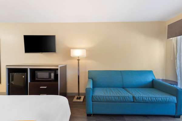 Suite - Quality Inn & Suites Camarillo - US 101, Exit 57