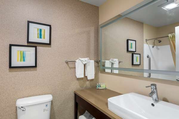  - Quality Inn & Suites Camarillo - US 101, Exit 57