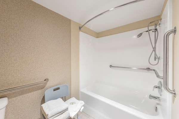  - Quality Inn & Suites Camarillo - US 101, Exit 57