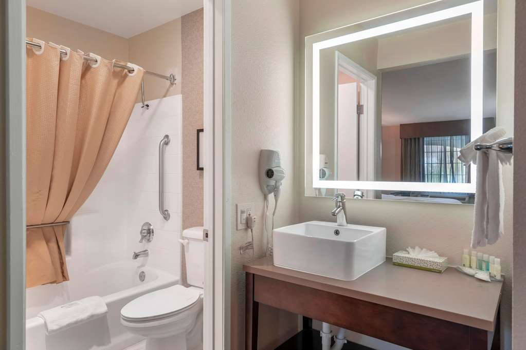 QUALITY INN AND SUITES CAMARILLO-OX-guestroom-Guest Room,Bathroom,On-Site.jpg