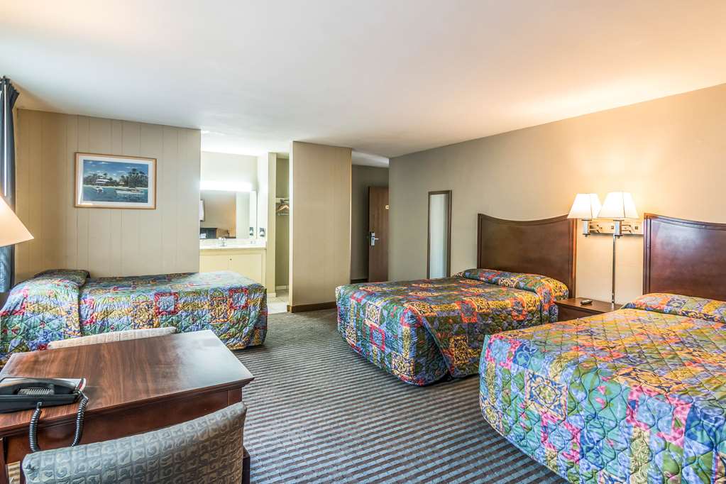 RODEWAY INN REGALODGE-guestroom-Guest Room,On-Site.jpg