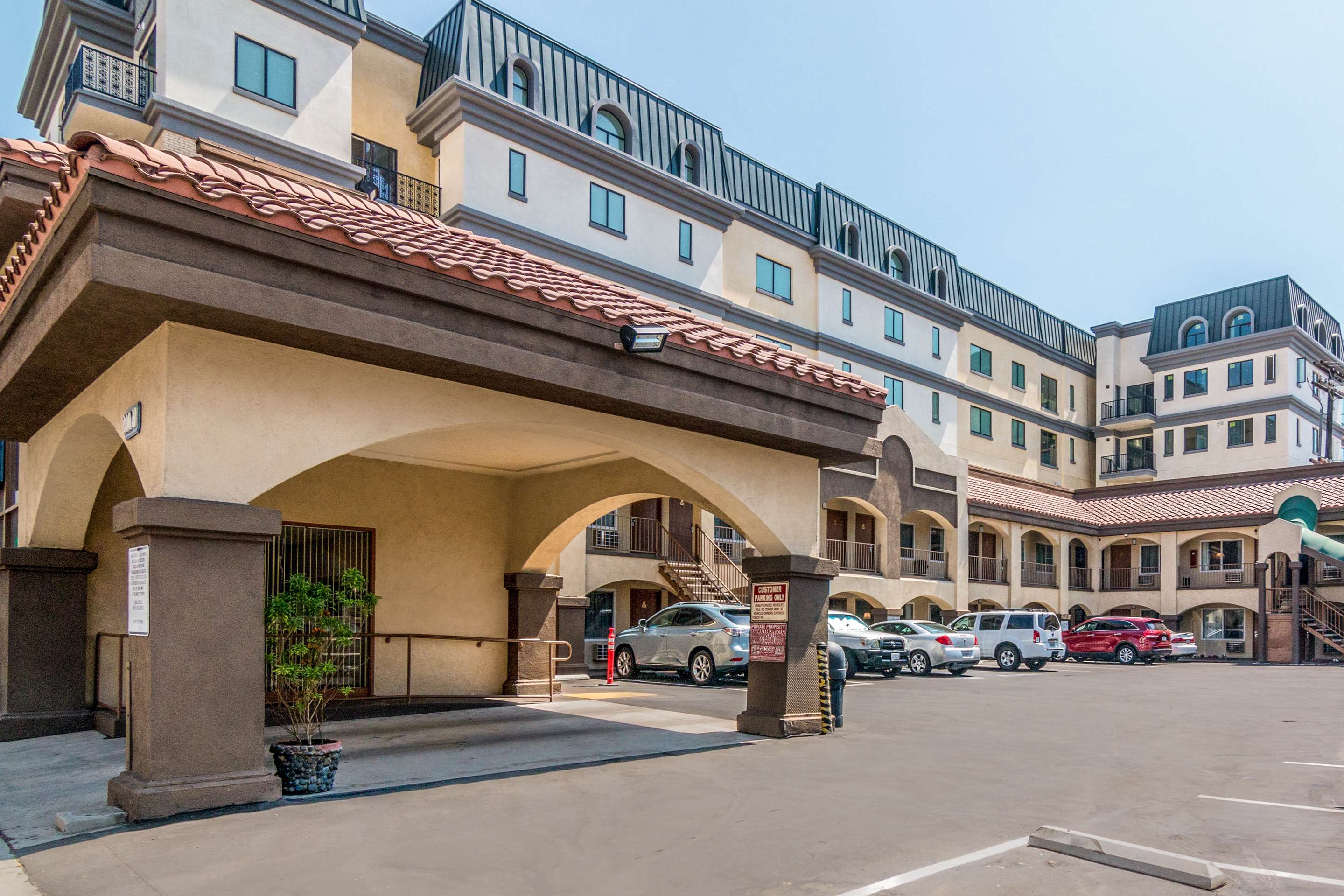 Hotel near popular attractions | Rodeway Inn Regalodge