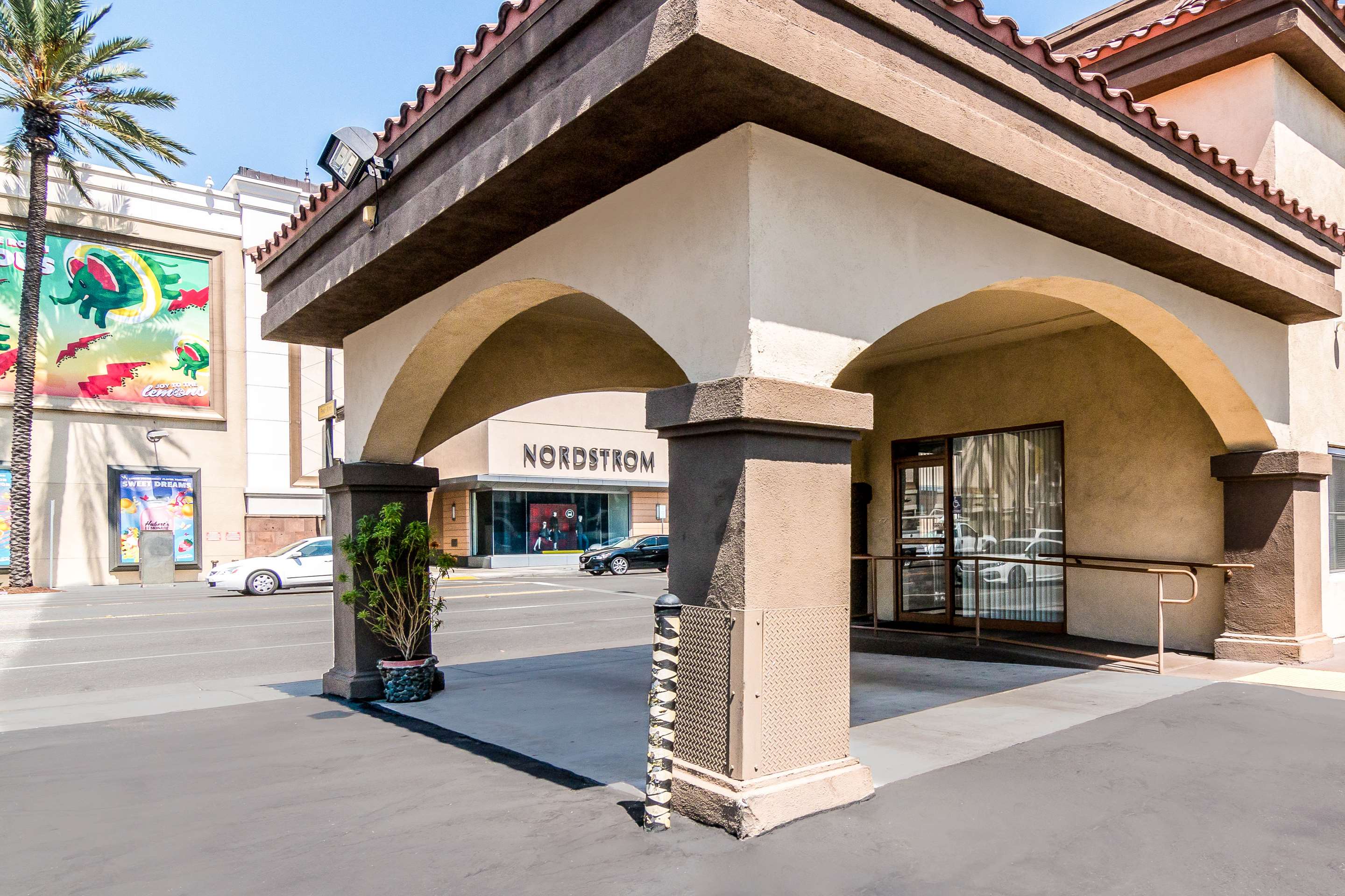 Hotel Entrance | Rodeway Inn Regalodge
