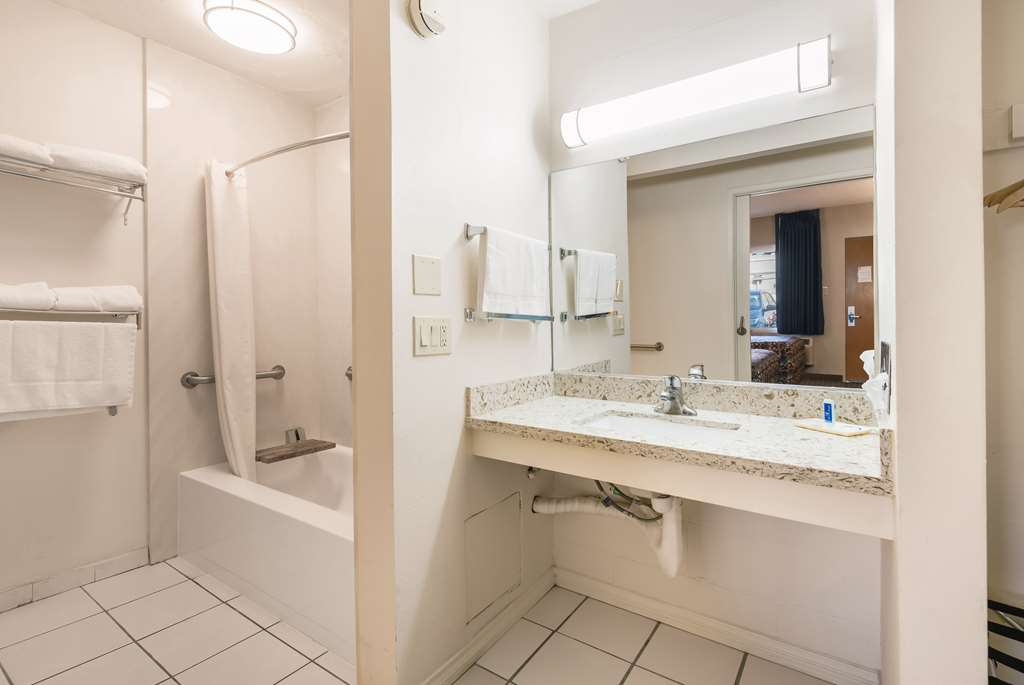 RODEWAY INN REGALODGE-guestroom-Guest Room,Bathroom,On-Site.jpg