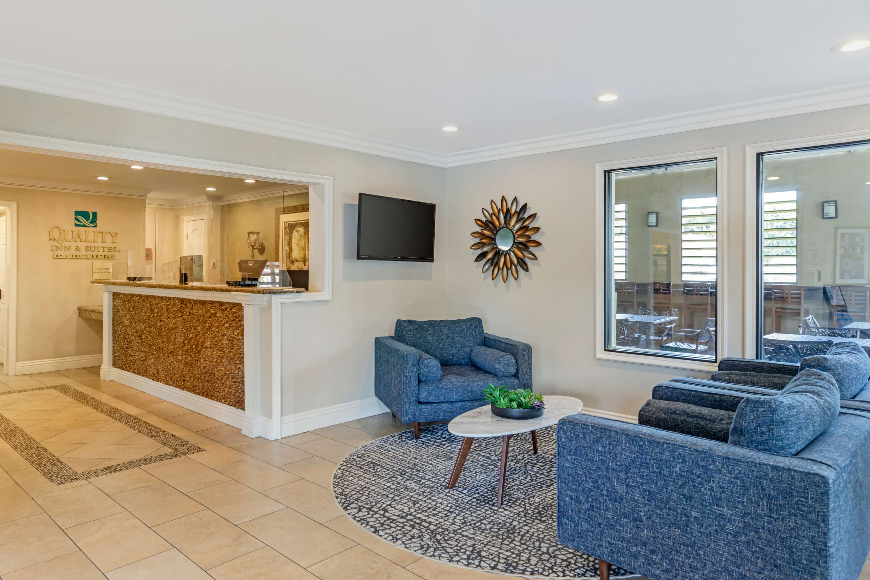 Lobby with sitting area | Quality Inn & Suites Anaheim Maingate