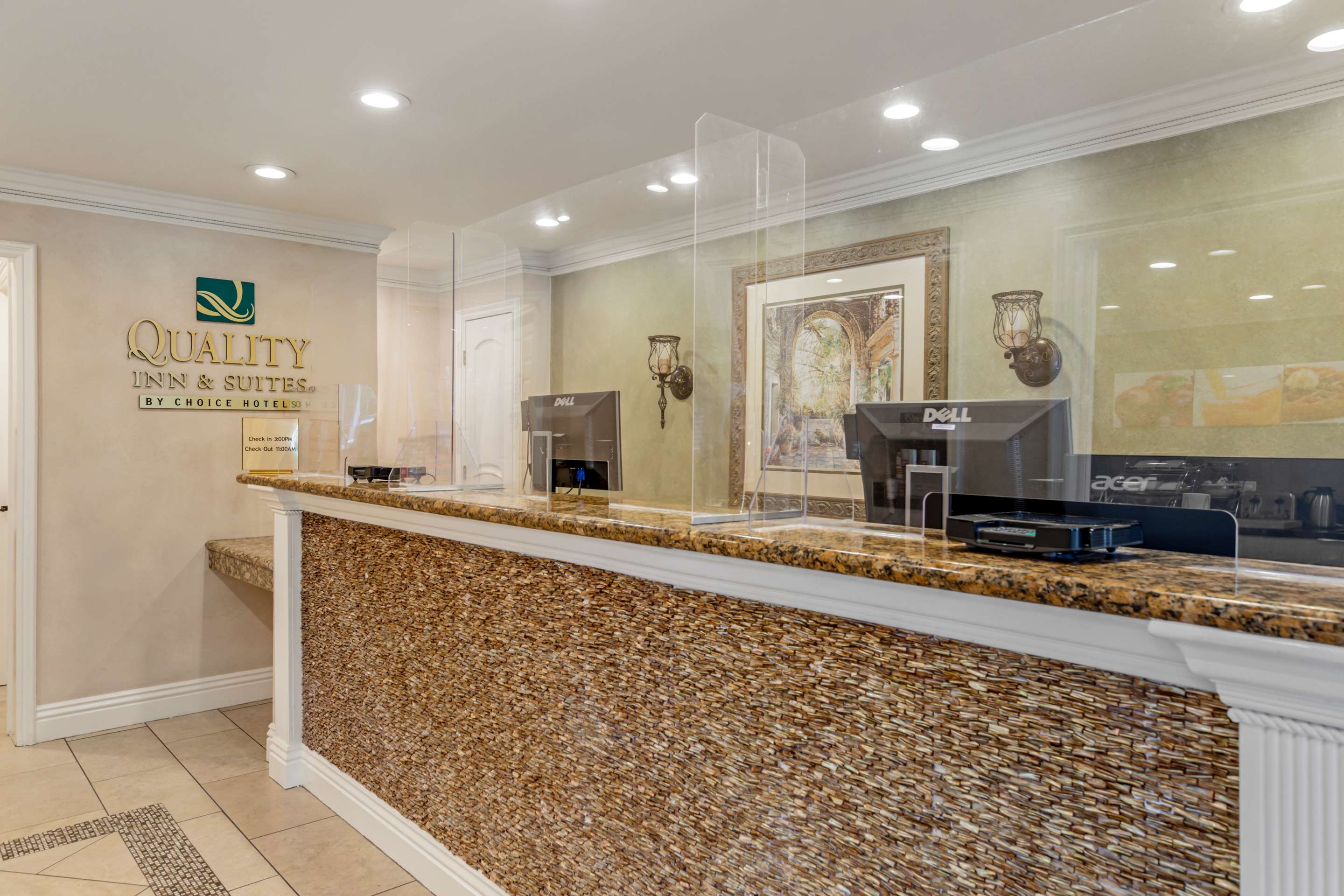 Front desk | Quality Inn & Suites Anaheim Maingate