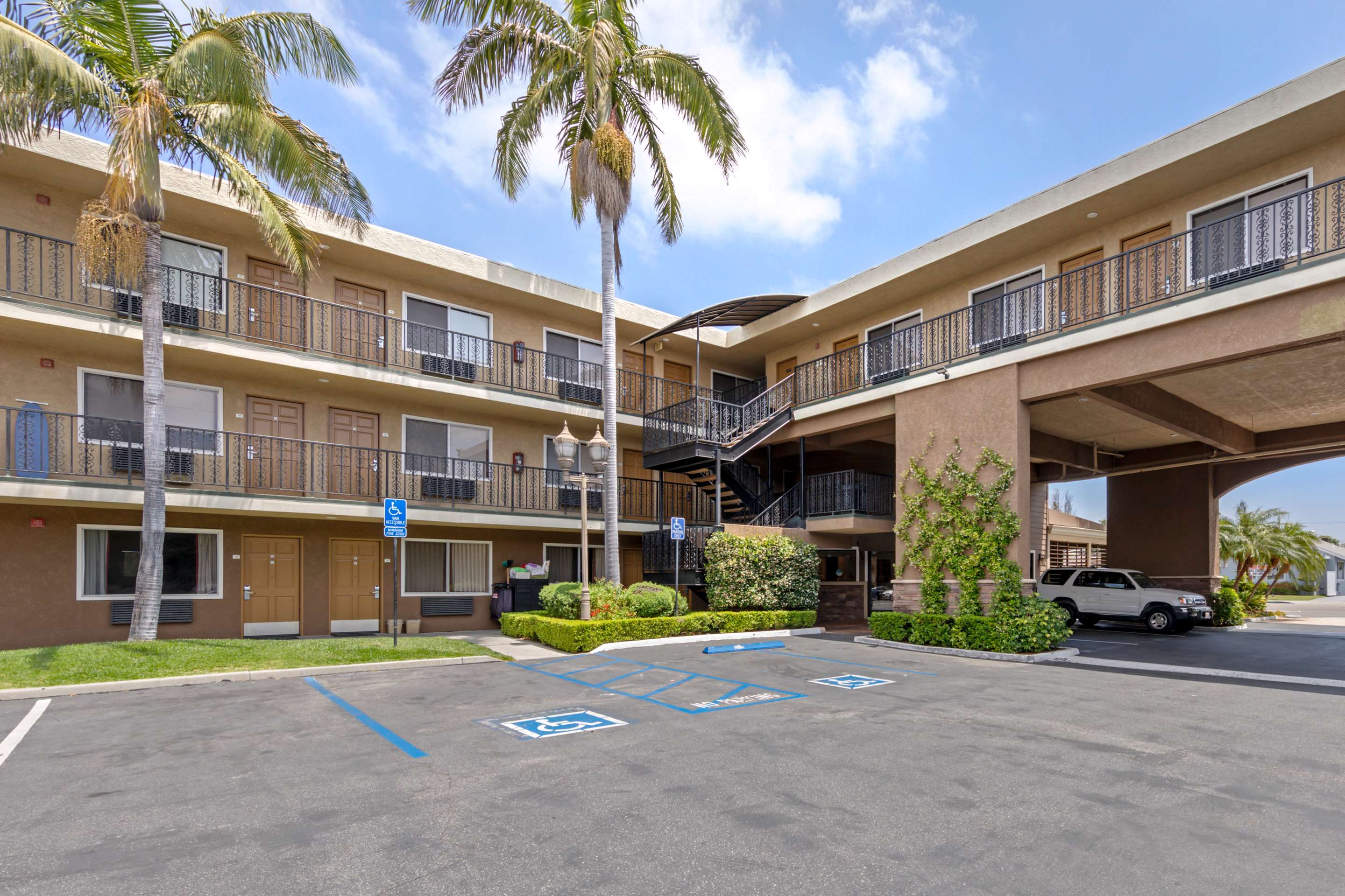 Hotel exterior | Quality Inn & Suites Anaheim Maingate
