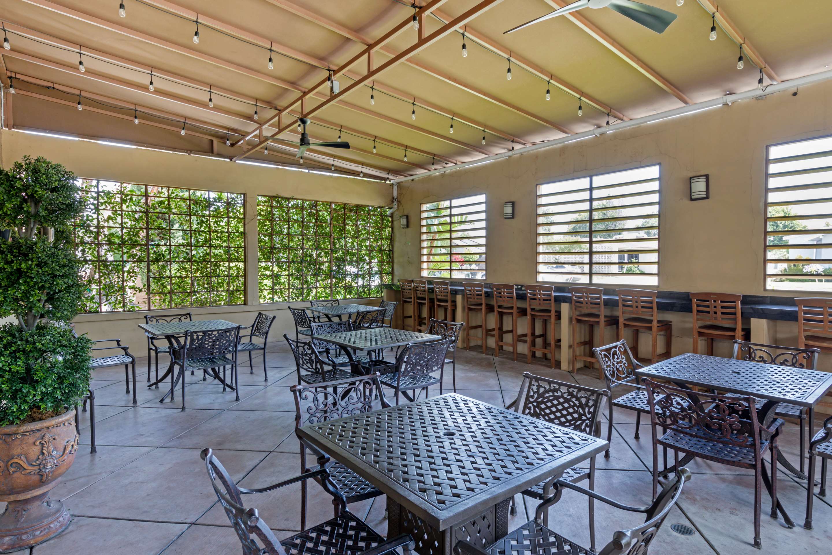 Hotel patio | Quality Inn & Suites Anaheim Maingate