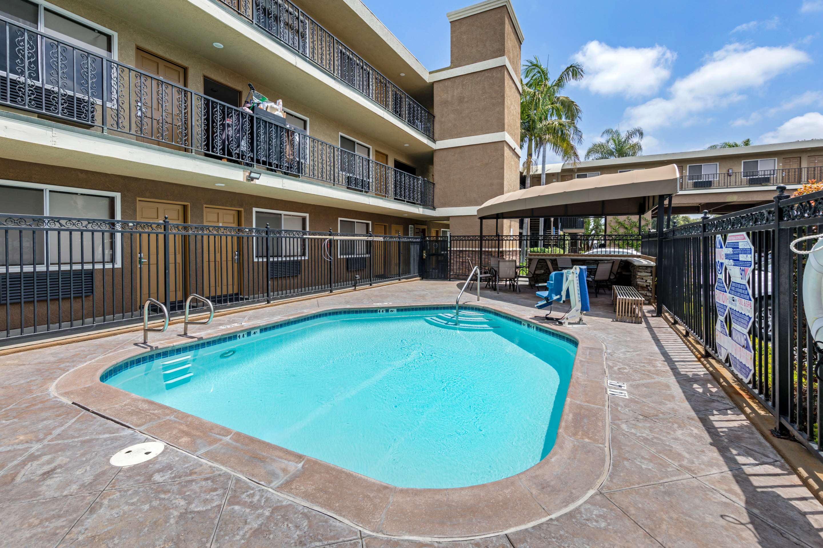 Outdoor pool | Quality Inn & Suites Anaheim Maingate