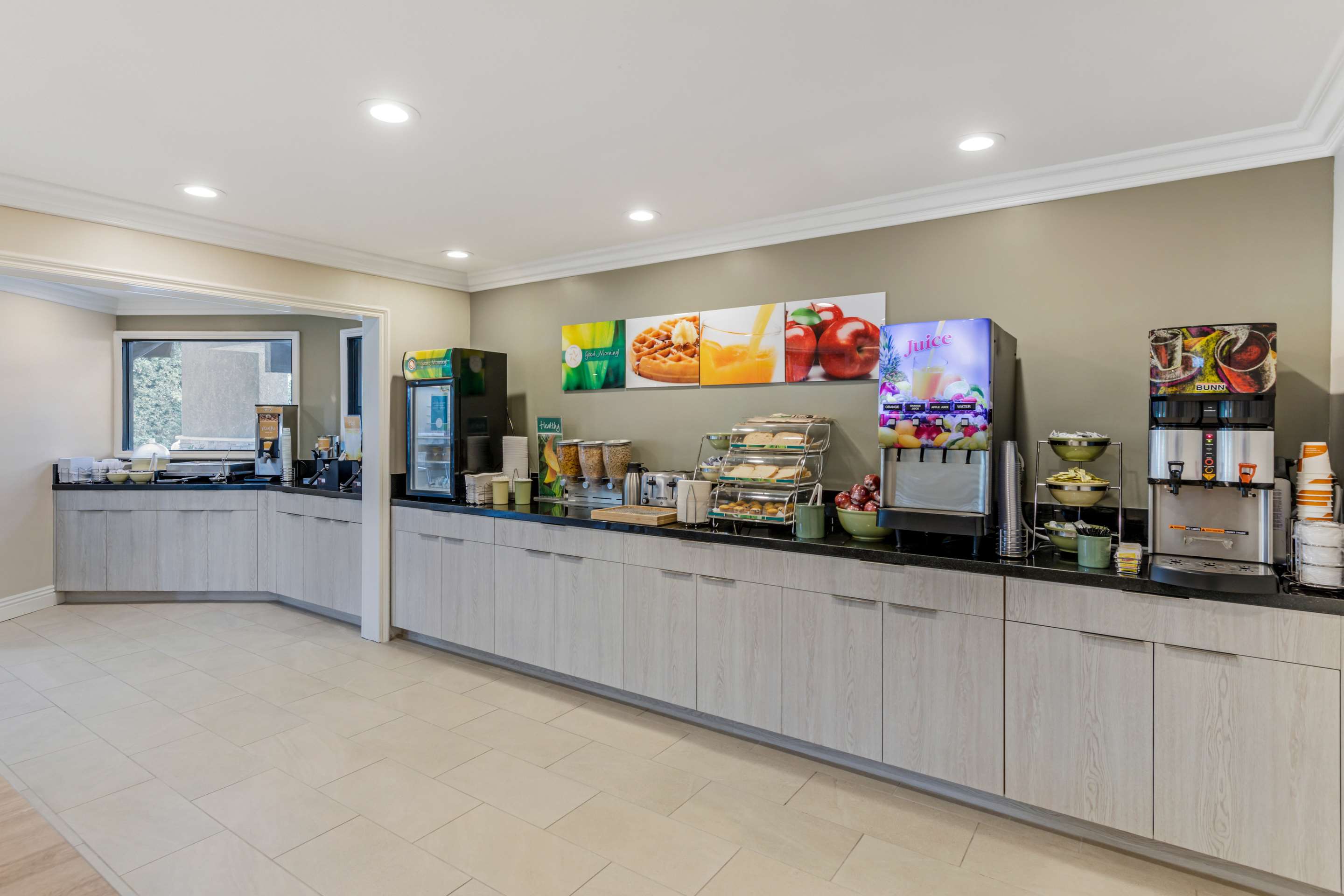 Breakfast bar | Quality Inn & Suites Anaheim Maingate