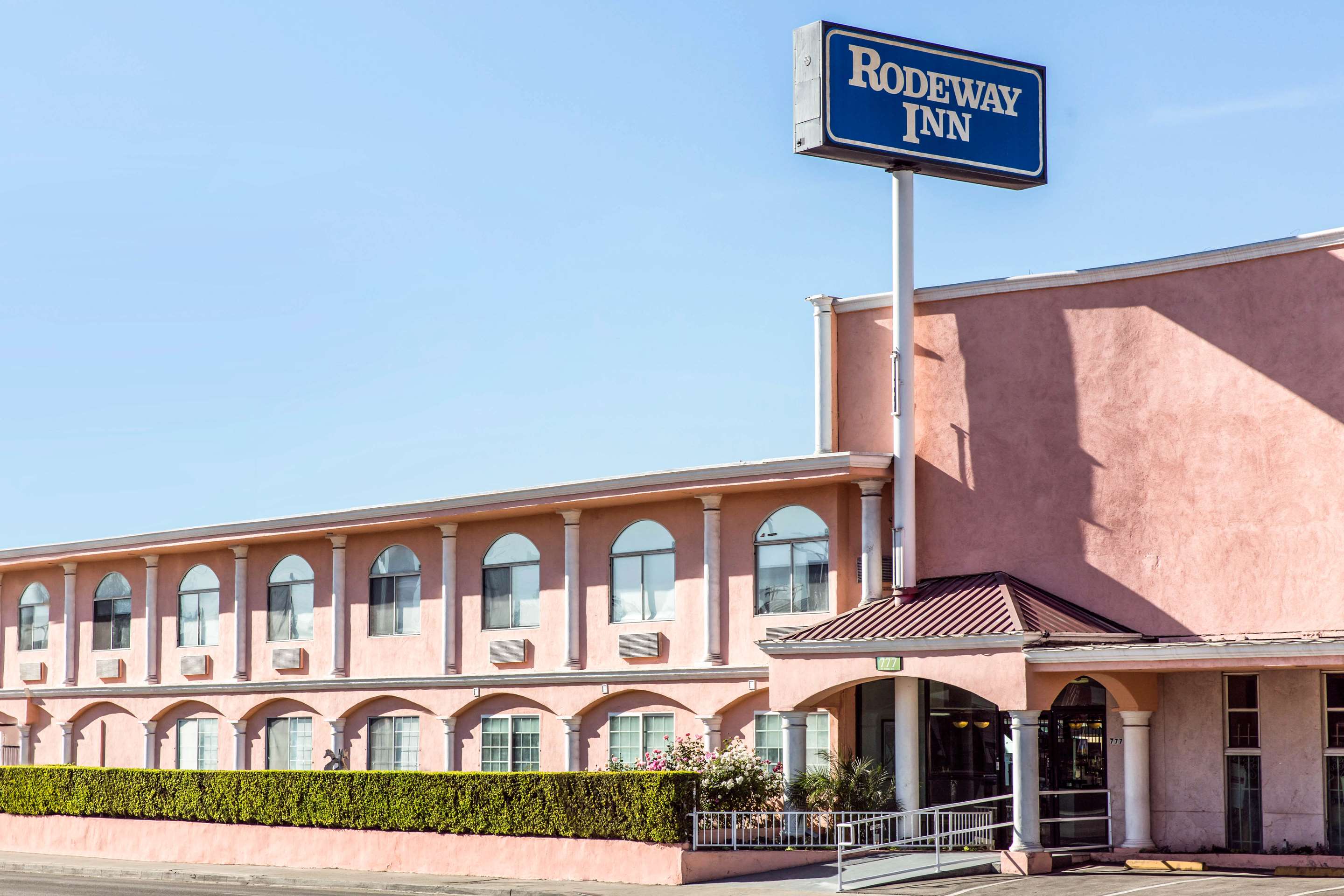 Hotel exterior | Rodeway Inn near Melrose Ave