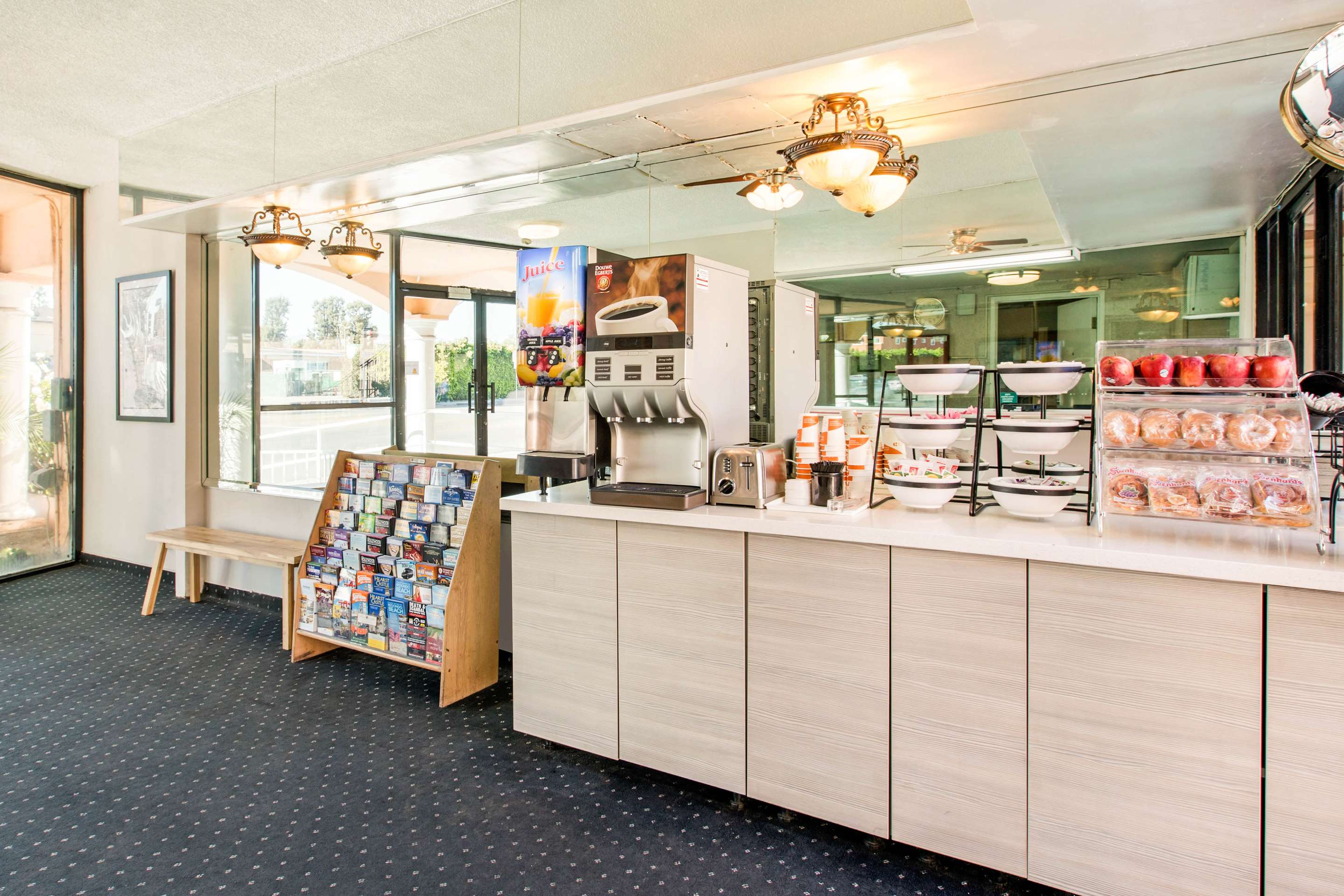 Breakfast area | Rodeway Inn near Melrose Ave
