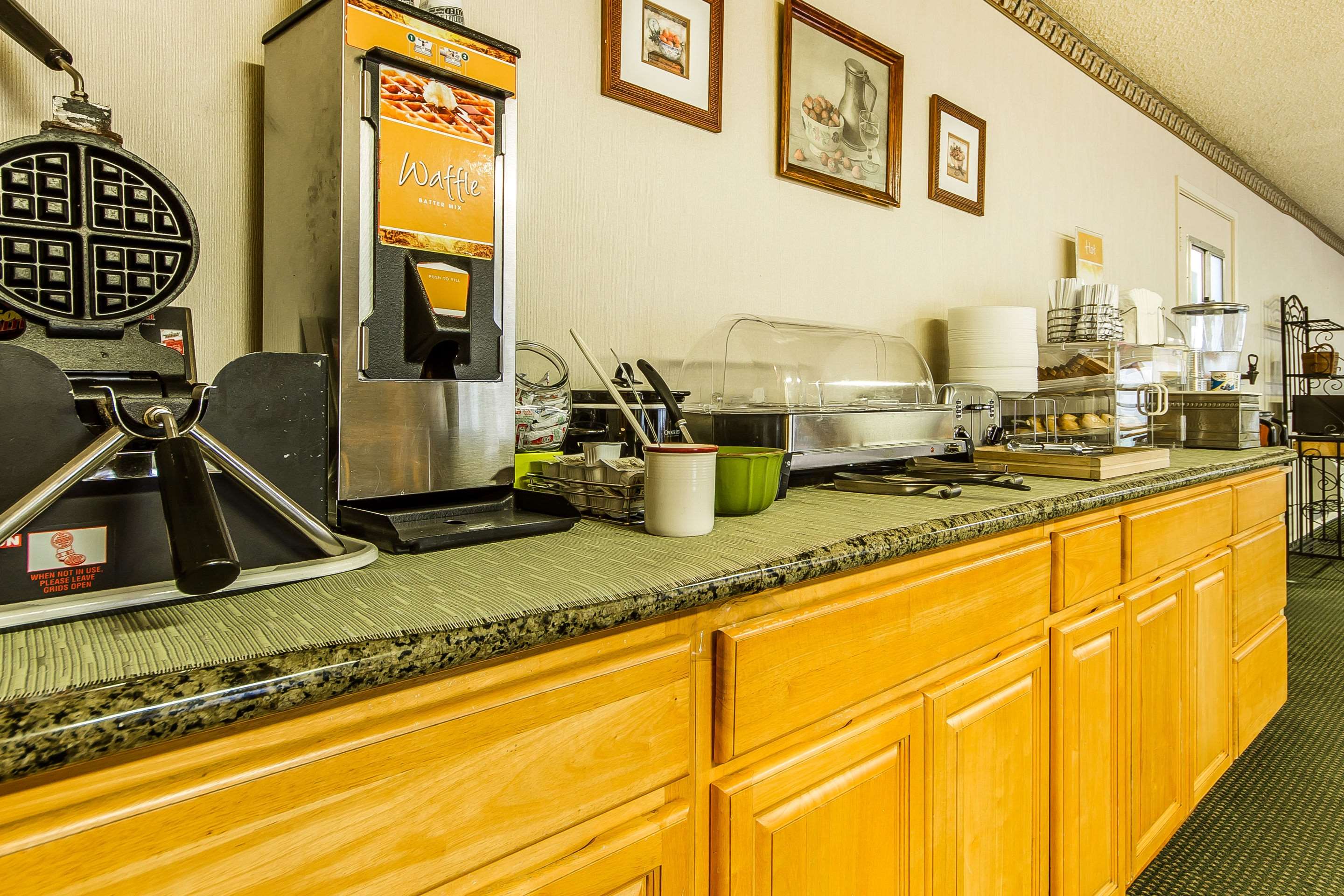 Breakfast area | Quality Inn & Suites Silicon Valley